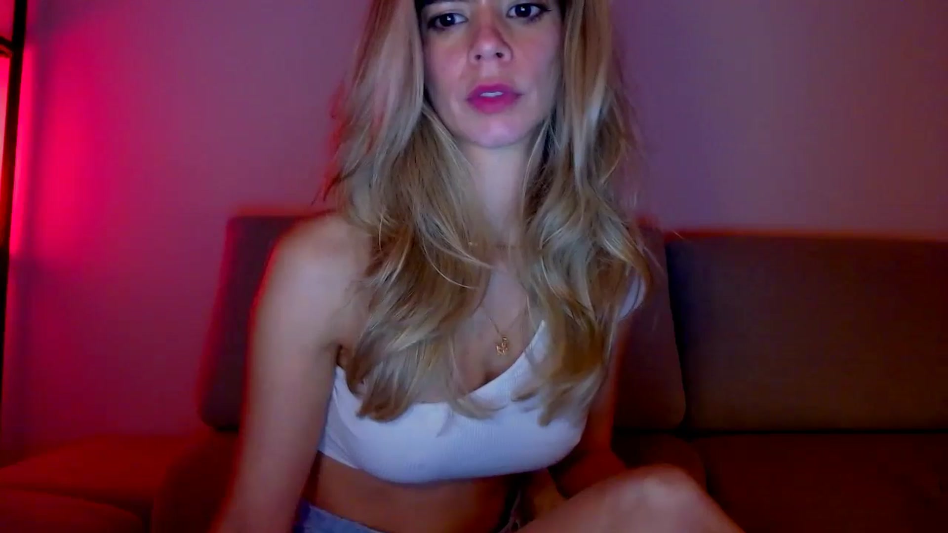 Gallery image thumbnail from fresagirl's myfreecams stream on, 12/18/2024, 02:25 image 14 of 20