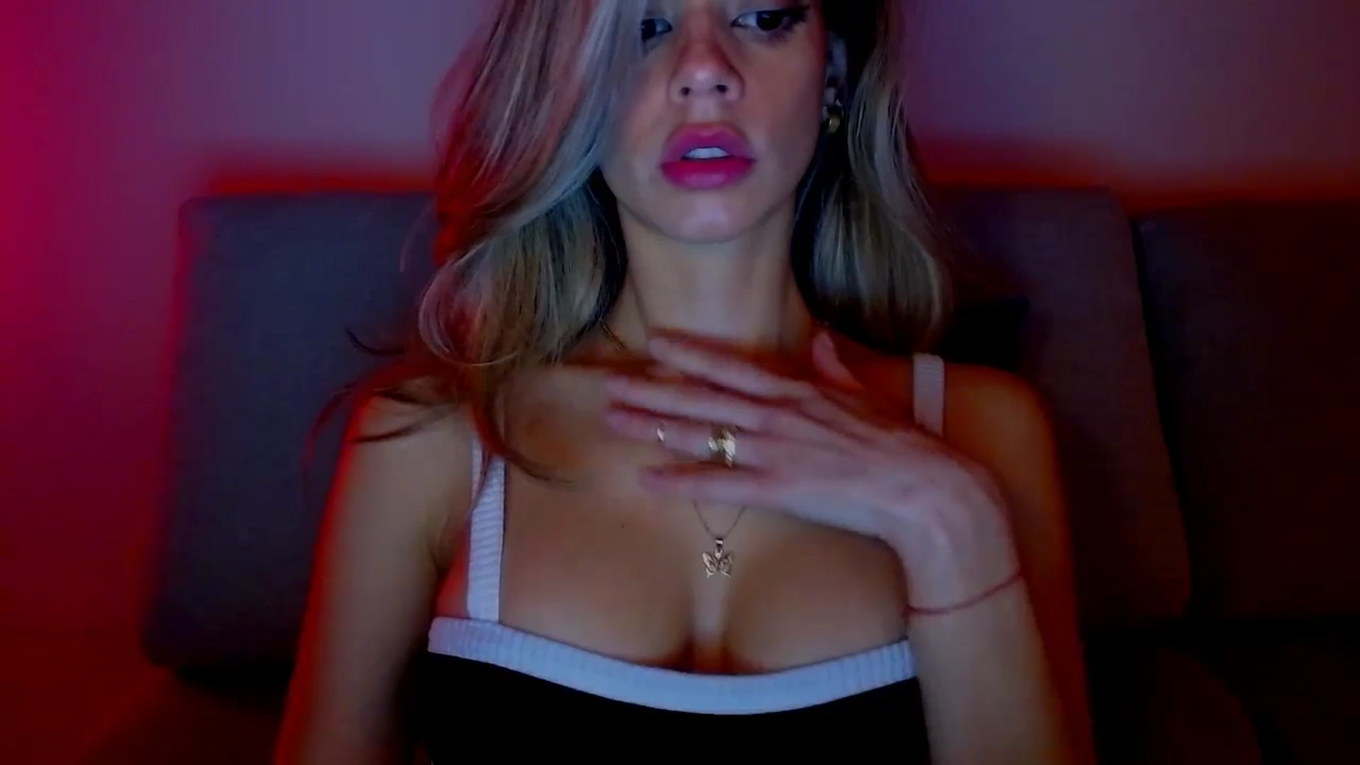 Gallery image thumbnail from fresagirl's myfreecams stream on, 12/18/2024, 23:28 image 3 of 20