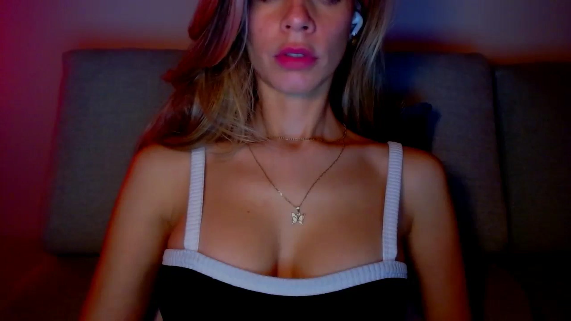 Gallery image thumbnail from fresagirl's myfreecams stream on, 12/19/2024, 24:53 image 6 of 20