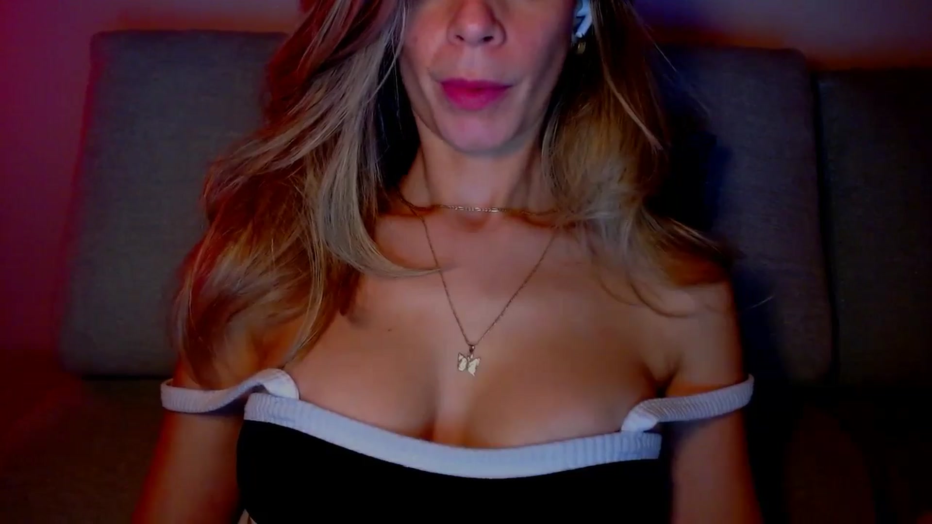 Gallery image thumbnail from fresagirl's myfreecams stream on, 12/19/2024, 24:53 image 14 of 20