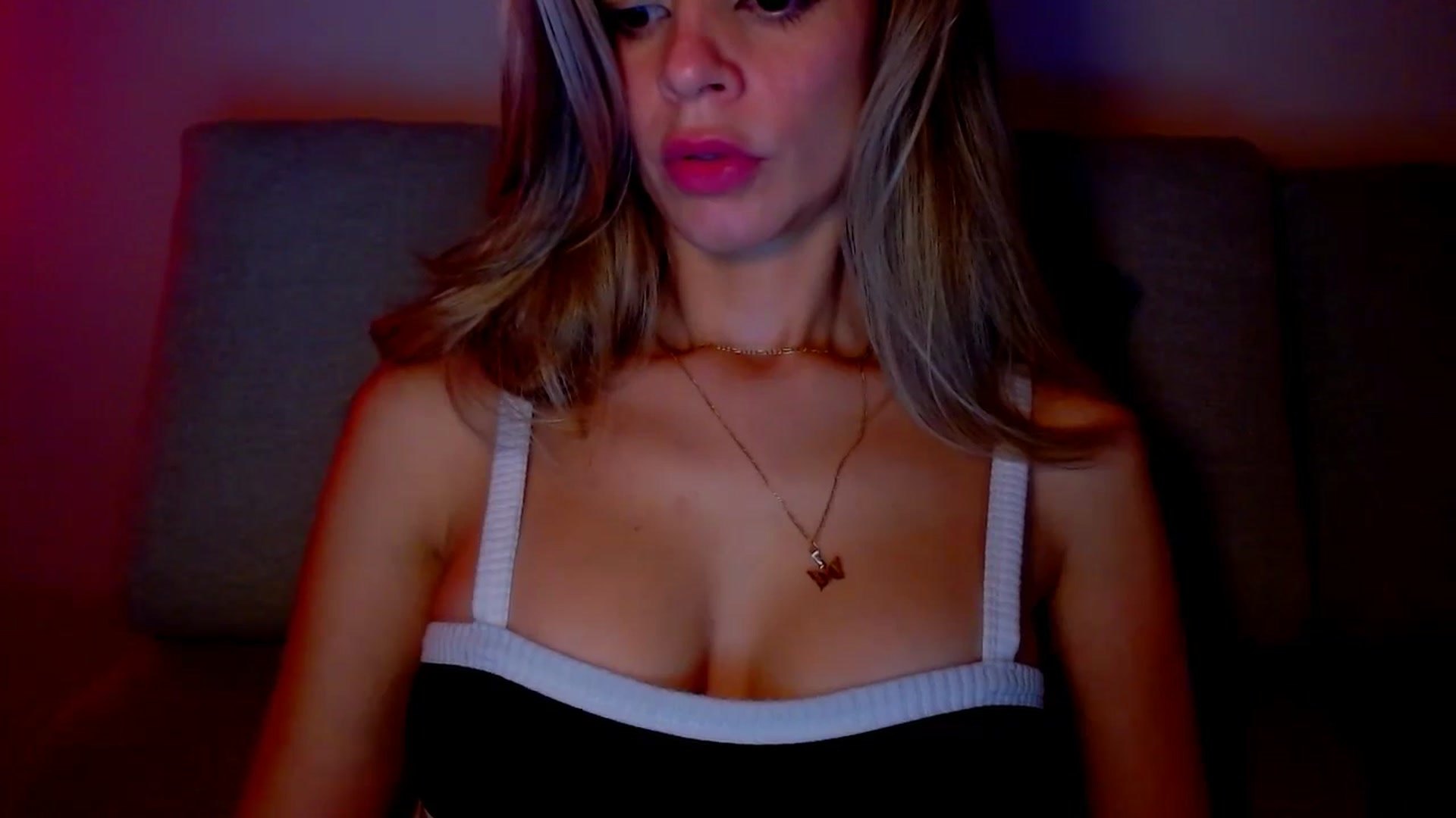 Gallery image thumbnail from fresagirl's myfreecams stream on, 12/19/2024, 24:53 image 7 of 20