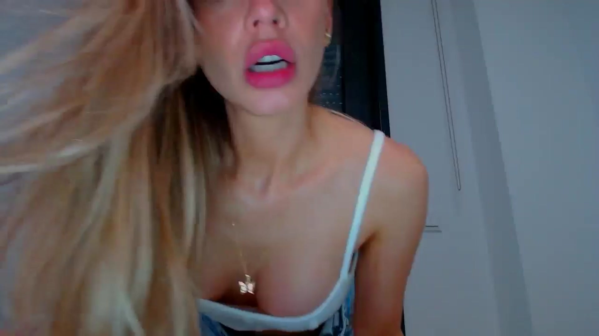 Gallery image thumbnail from fresagirl's myfreecams stream on, 03/06/2025, 17:09 image 10 of 20
