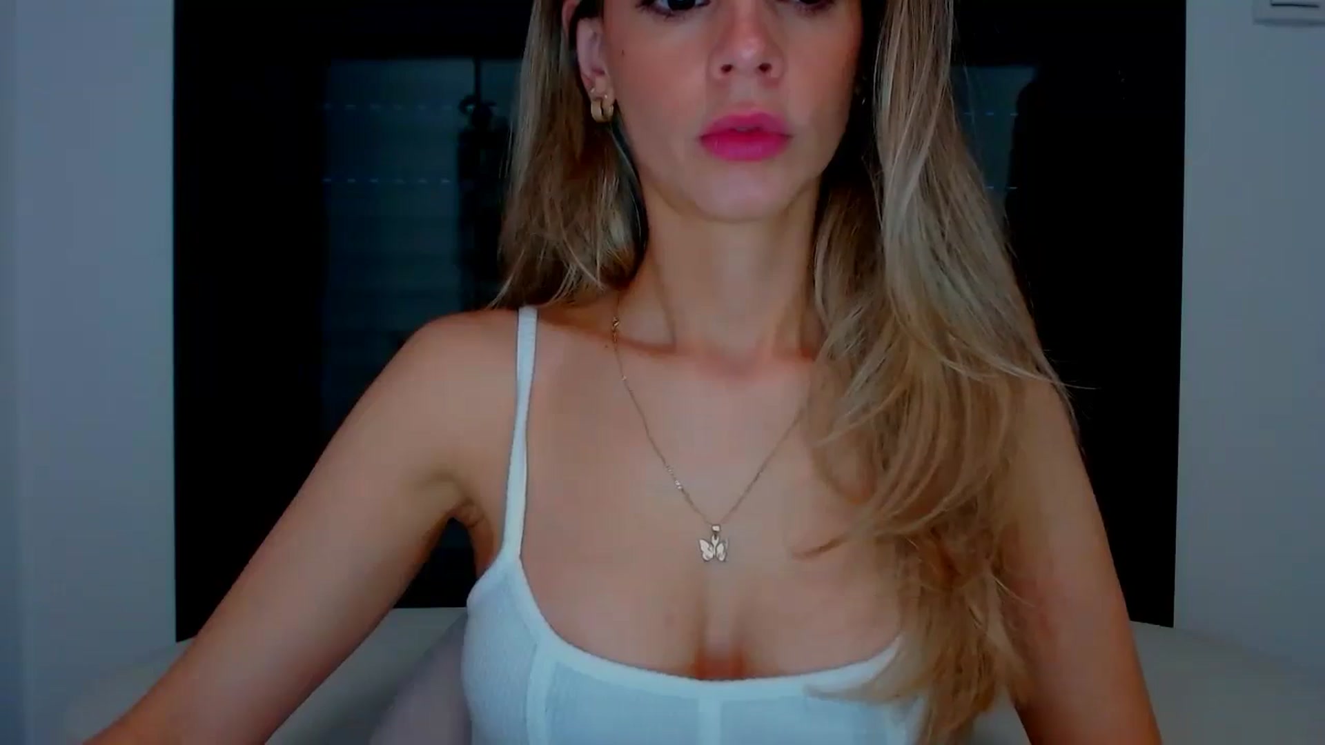 Gallery image thumbnail from fresagirl's myfreecams stream on, 03/06/2025, 18:48 image 12 of 20