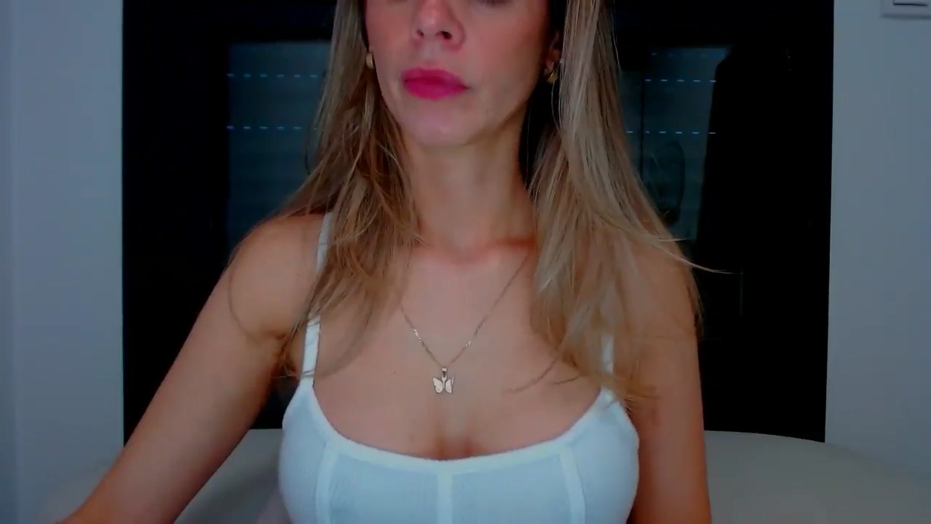 Gallery image thumbnail from fresagirl's myfreecams stream on, 03/06/2025, 18:48 image 11 of 20