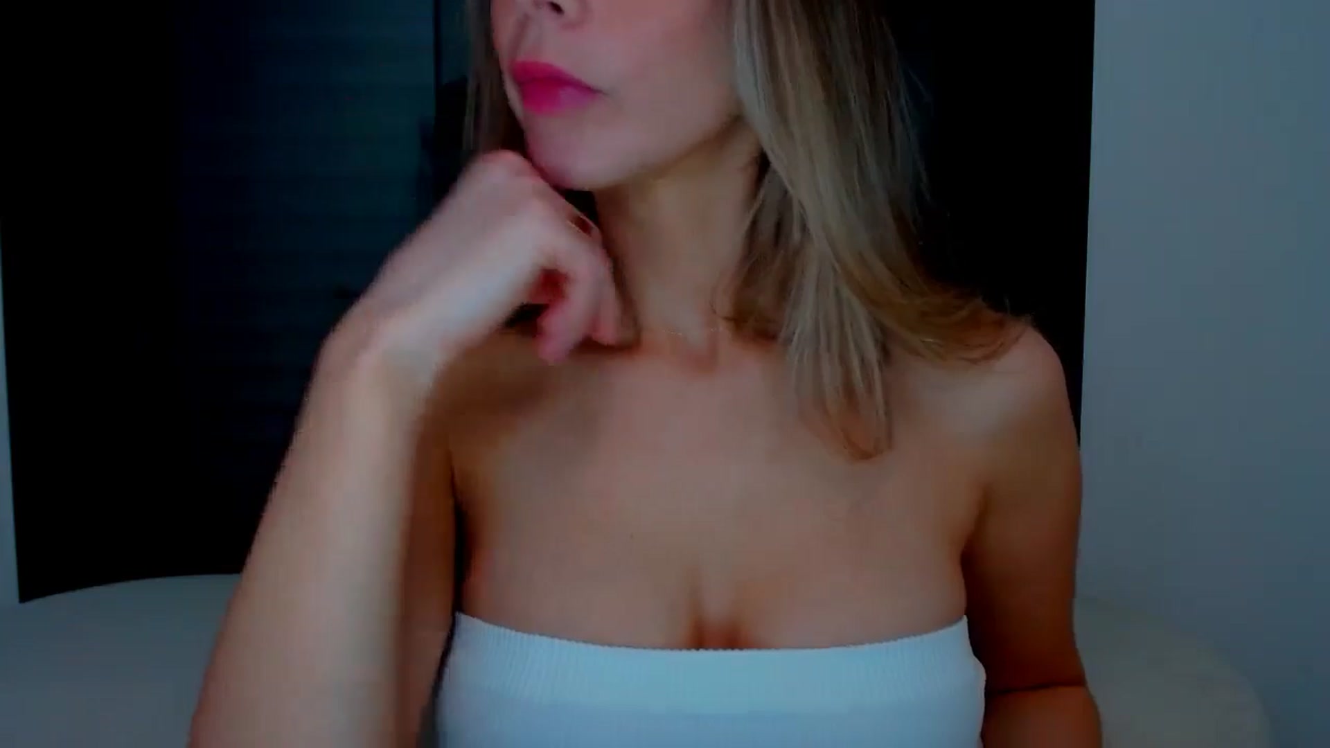 Gallery image thumbnail from fresagirl's myfreecams stream on, 03/14/2025, 24:32 image 10 of 20