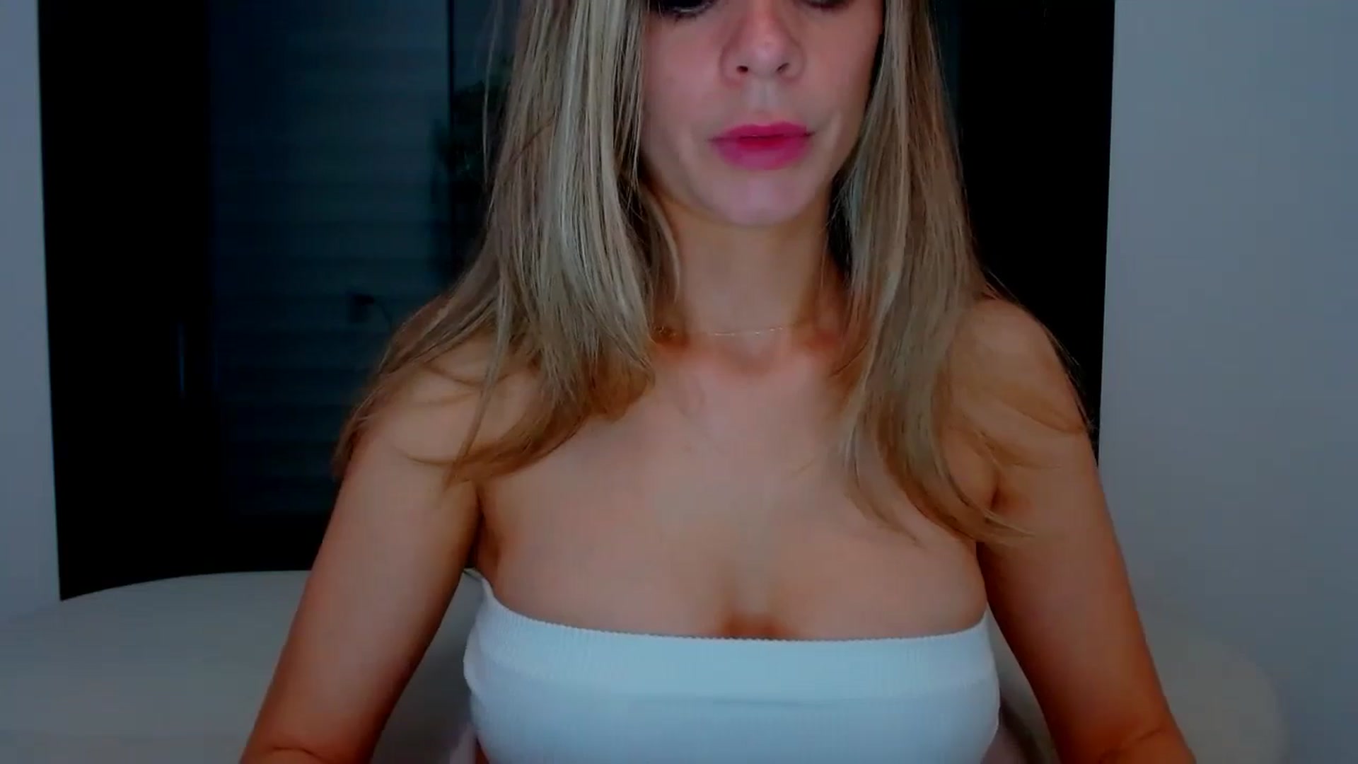 Gallery image thumbnail from fresagirl's myfreecams stream on, 03/14/2025, 24:32 image 18 of 20