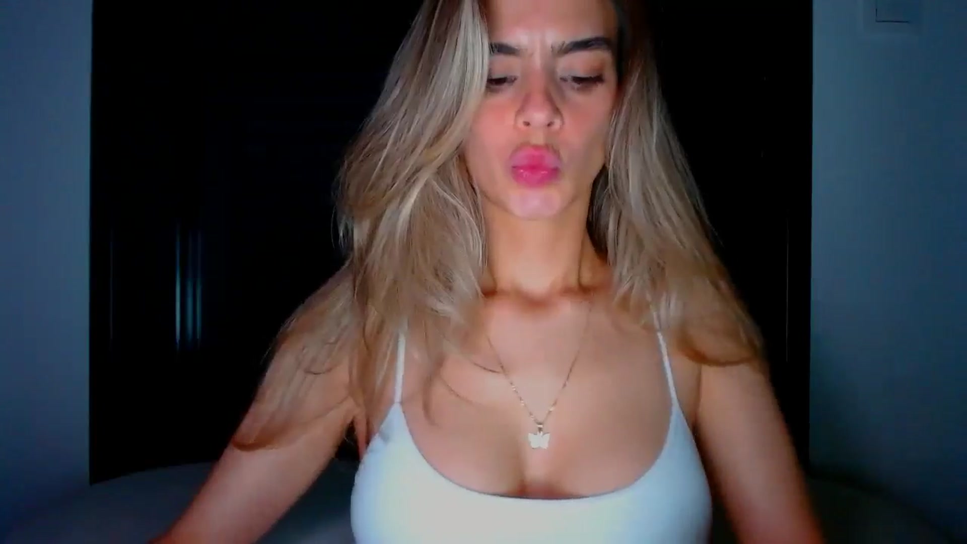 Gallery image thumbnail from fresagirl's myfreecams stream on, 03/18/2025, 24:14 image 9 of 20