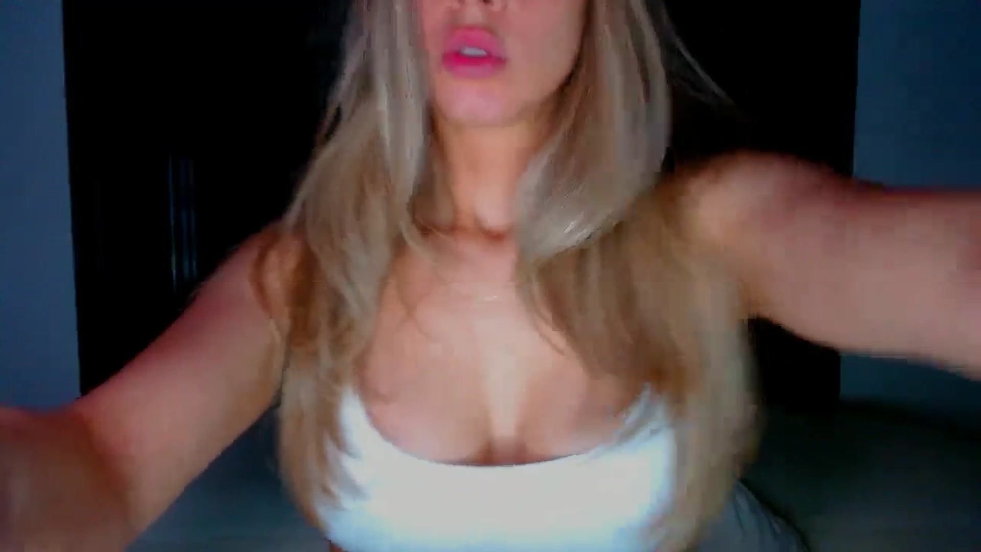 Gallery image thumbnail from fresagirl's myfreecams stream on, 03/18/2025, 02:41 image 2 of 20