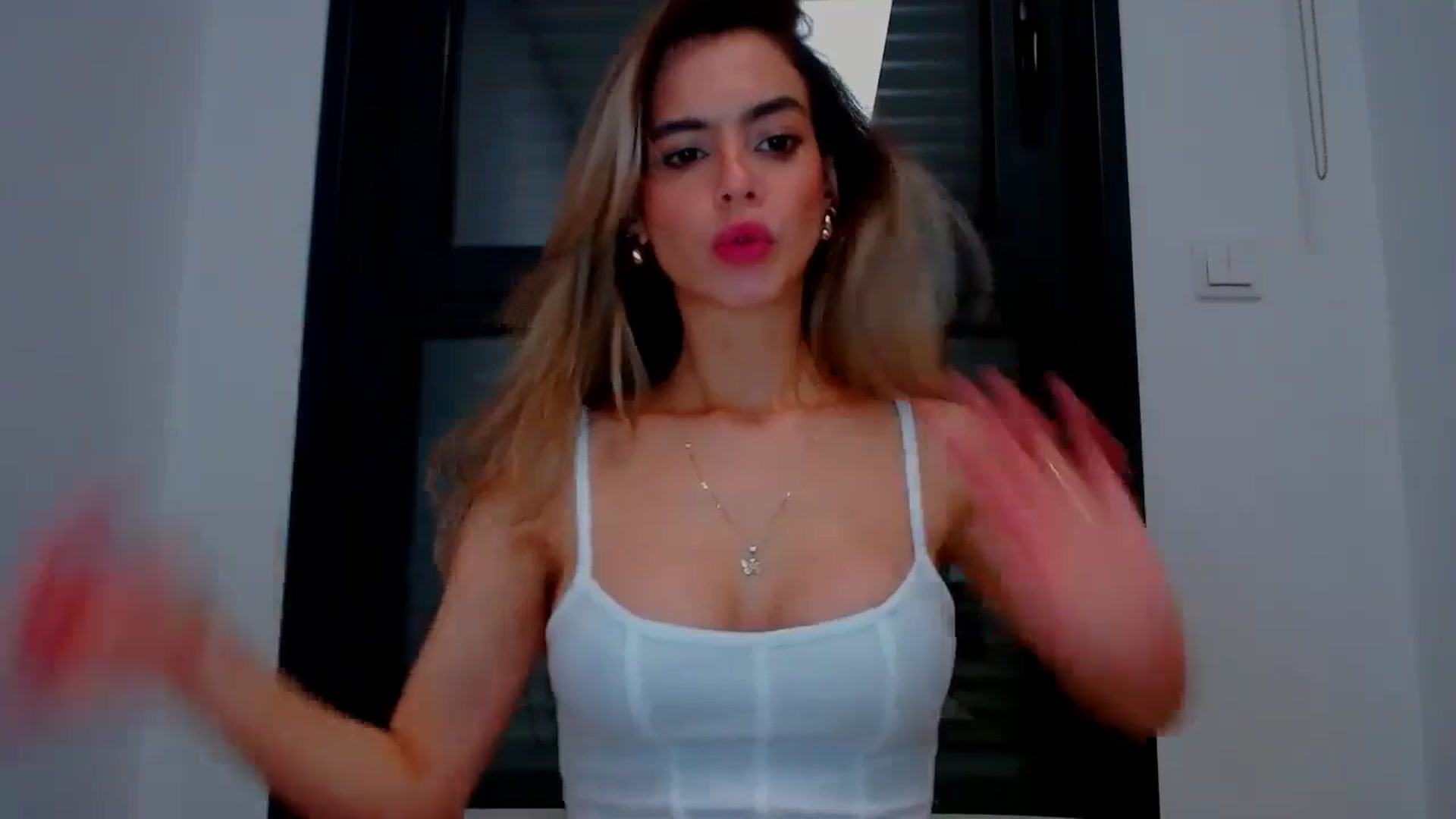 Gallery image thumbnail from fresagirl's myfreecams stream on, 03/18/2025, 23:36 image 3 of 20
