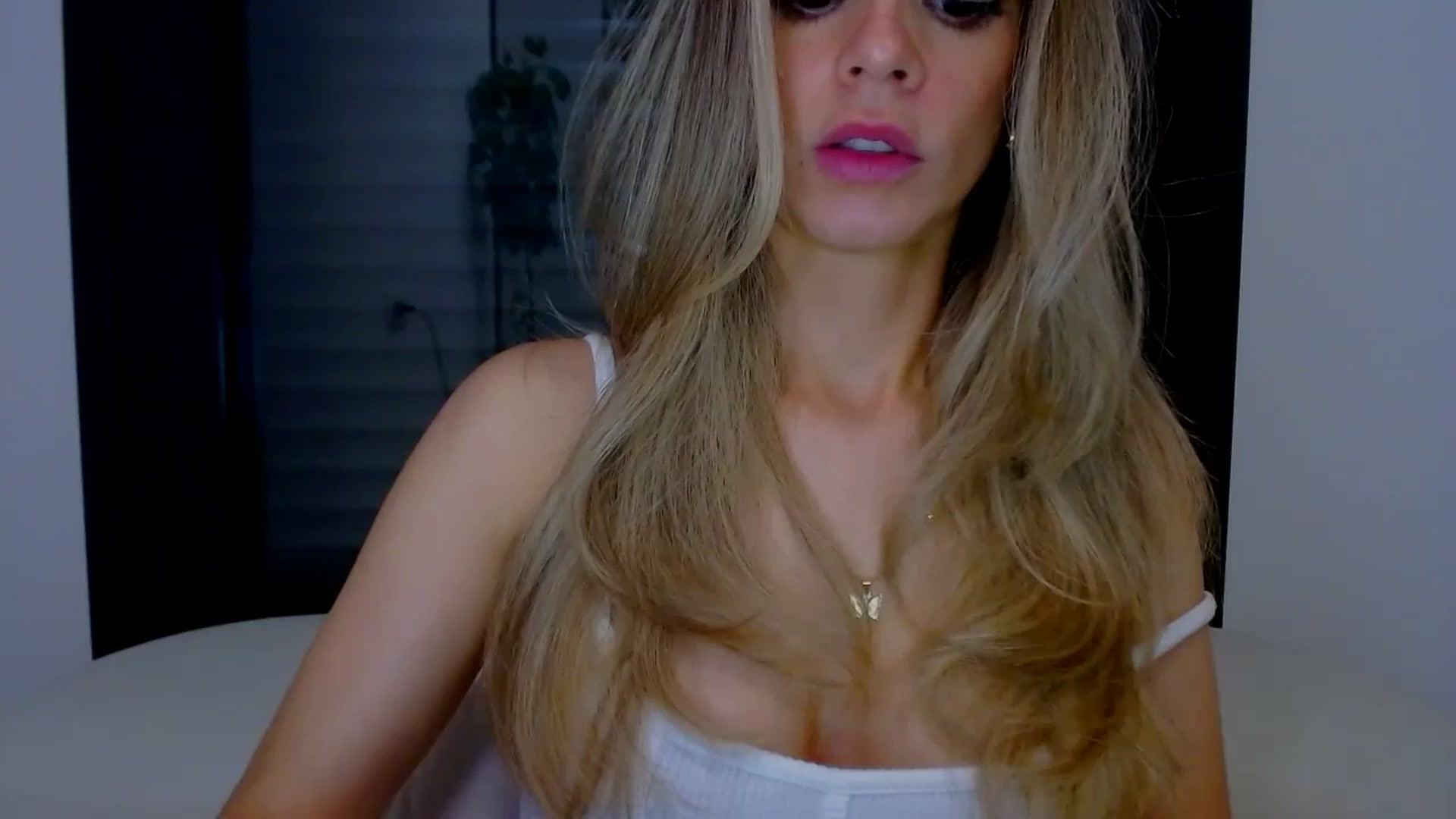 Gallery image thumbnail from fresagirl's myfreecams stream on, 03/18/2025, 23:36 image 14 of 20