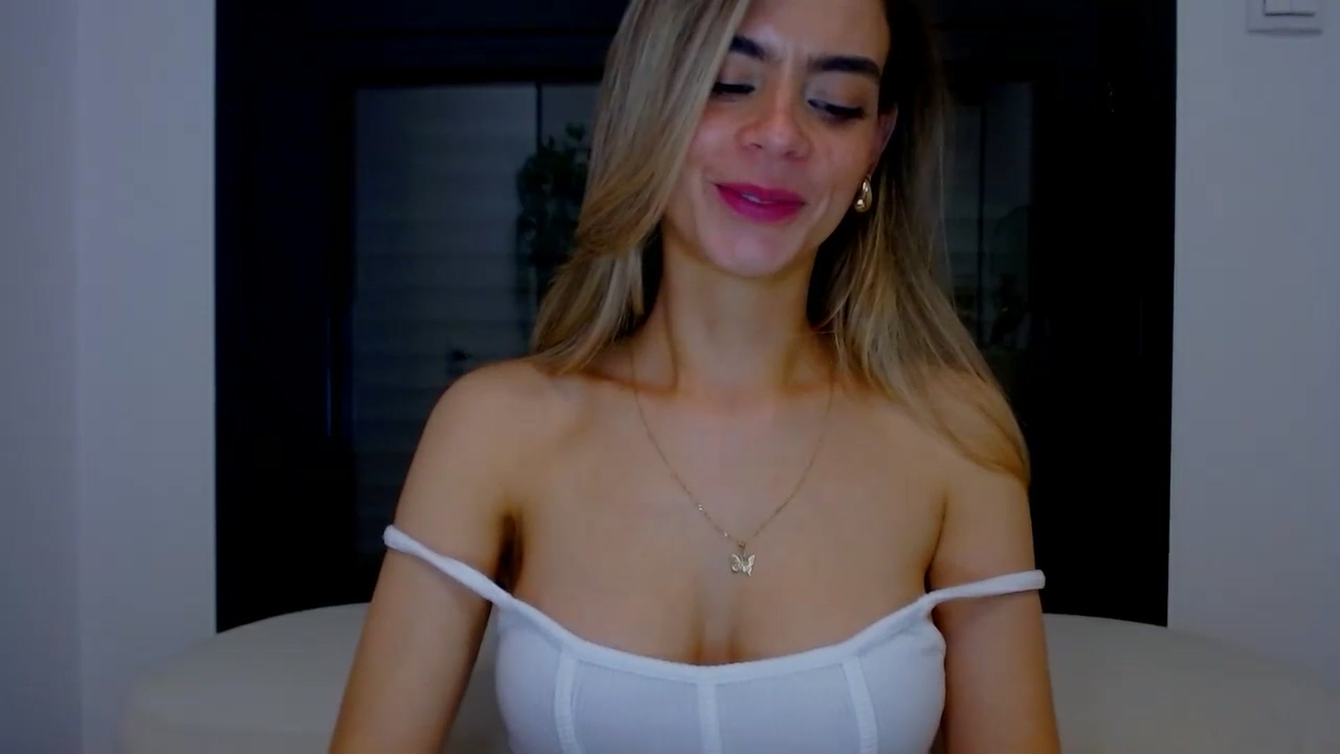 Gallery image thumbnail from fresagirl's myfreecams stream on, 03/18/2025, 23:36 image 9 of 20