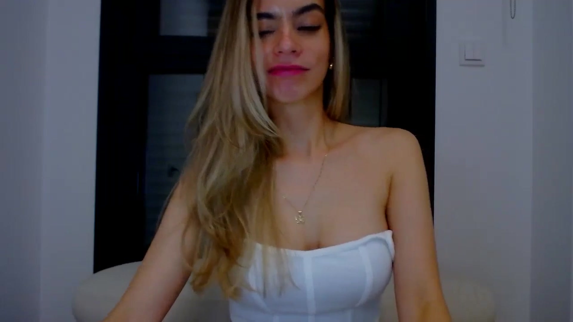 Gallery image thumbnail from fresagirl's myfreecams stream on, 03/19/2025, 01:01 image 12 of 20