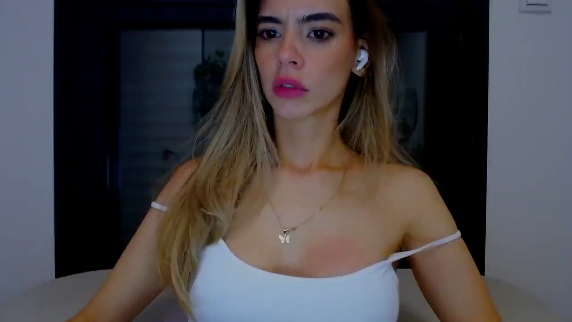 Gallery image thumbnail from fresagirl's myfreecams stream on, 03/19/2025, 22:13 image 18 of 20