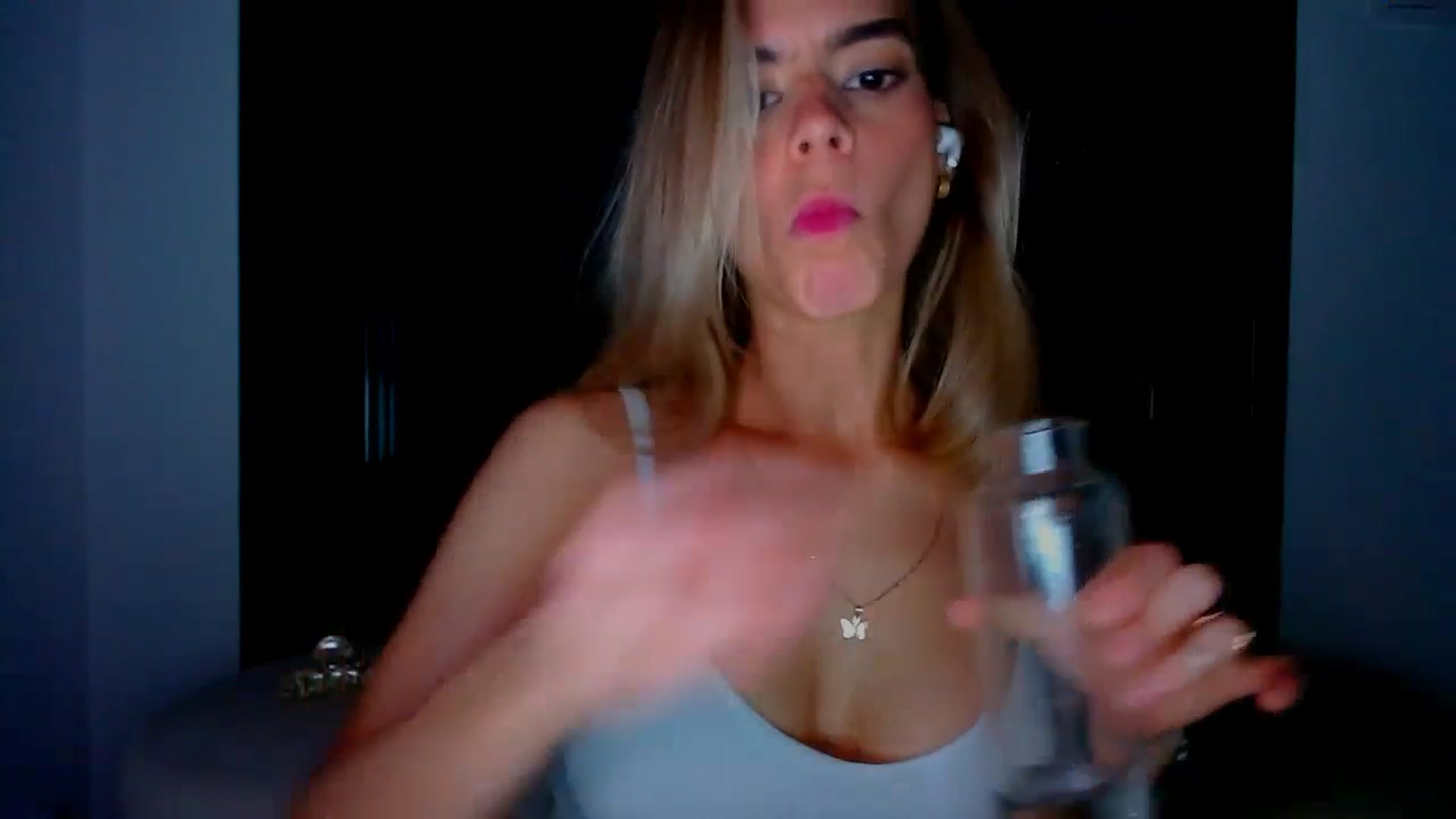 Gallery image thumbnail from fresagirl's myfreecams stream on, 03/20/2025, 22:38 image 4 of 20