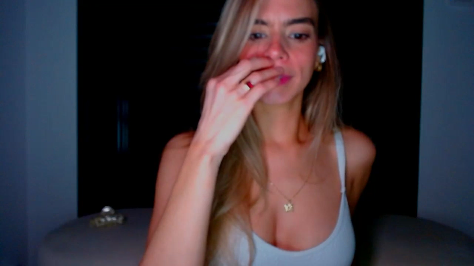 Gallery image thumbnail from fresagirl's myfreecams stream on, 03/20/2025, 22:38 image 10 of 20