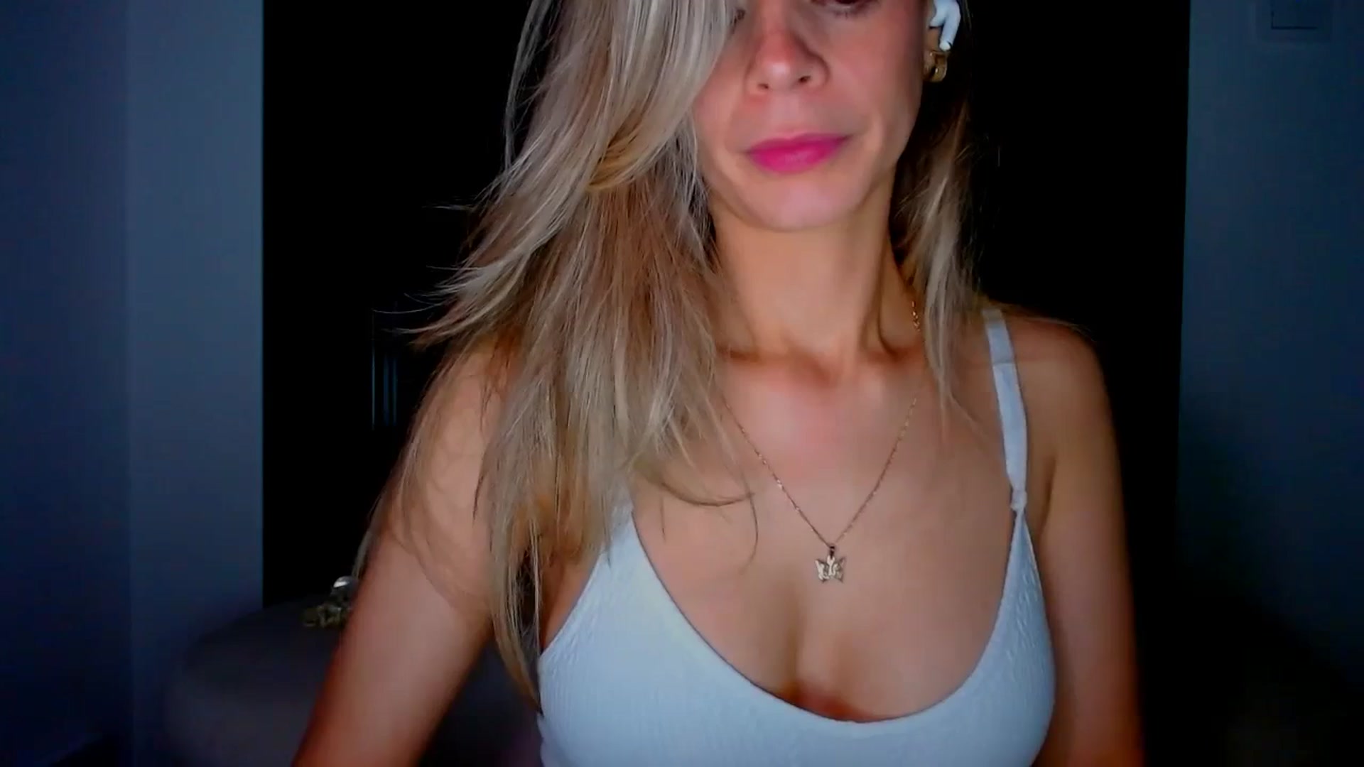 Gallery image thumbnail from fresagirl's myfreecams stream on, 03/20/2025, 22:38 image 18 of 20