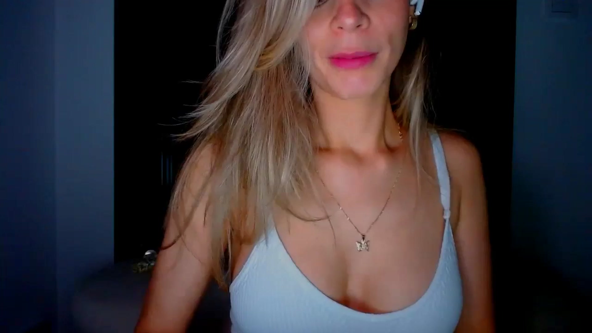 Gallery image thumbnail from fresagirl's myfreecams stream on, 03/20/2025, 22:38 image 17 of 20
