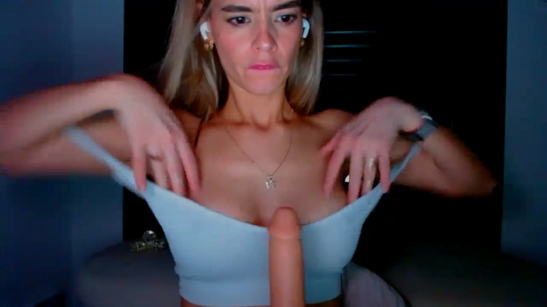 Gallery image thumbnail from fresagirl's myfreecams stream on, 03/20/2025, 23:30 image 7 of 20