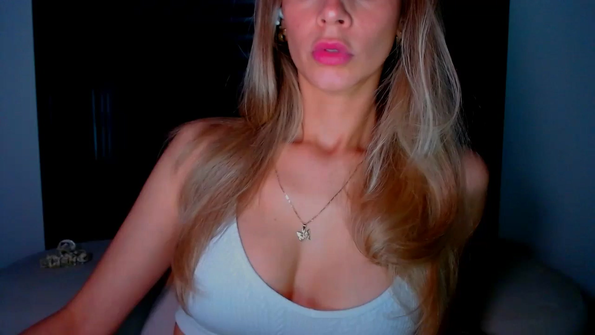 Gallery image thumbnail from fresagirl's myfreecams stream on, 03/20/2025, 23:30 image 11 of 20