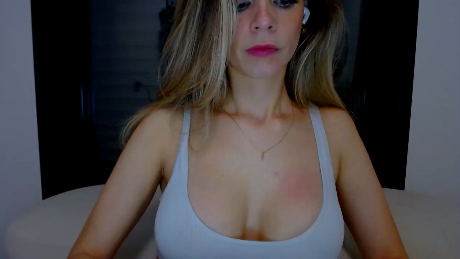 Gallery image thumbnail from fresagirl's myfreecams stream on, 03/25/2025, 24:05 image 10 of 20