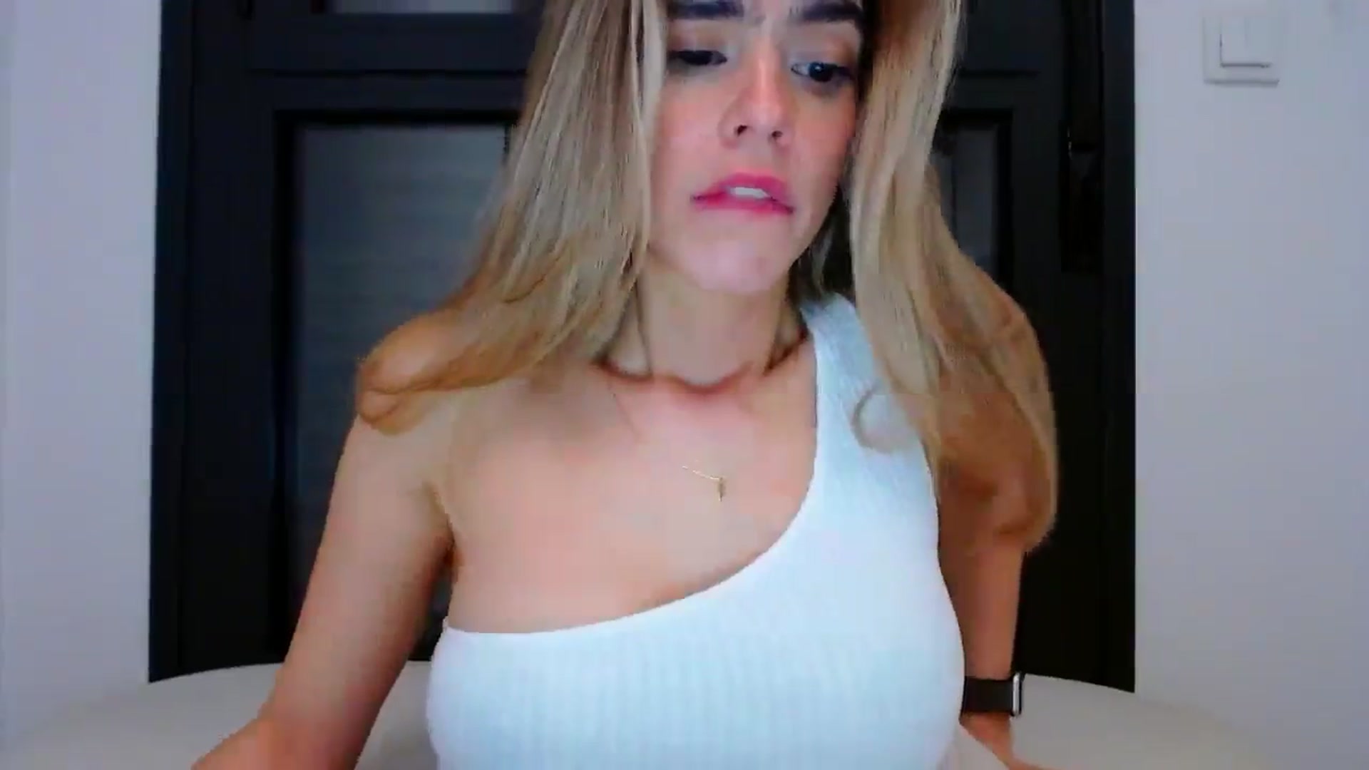 Gallery image thumbnail from fresagirl's myfreecams stream on, 03/27/2025, 24:46 image 4 of 20