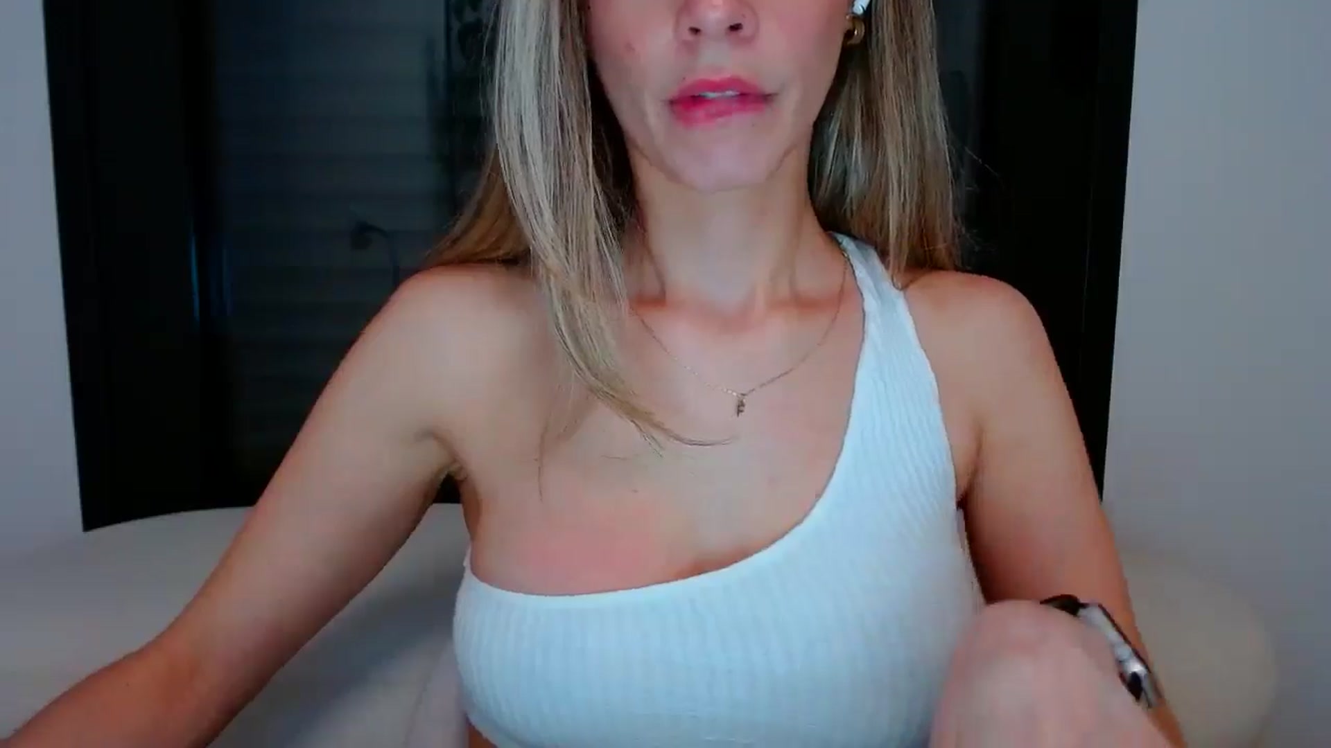 Gallery image thumbnail from fresagirl's myfreecams stream on, 03/27/2025, 24:46 image 9 of 20