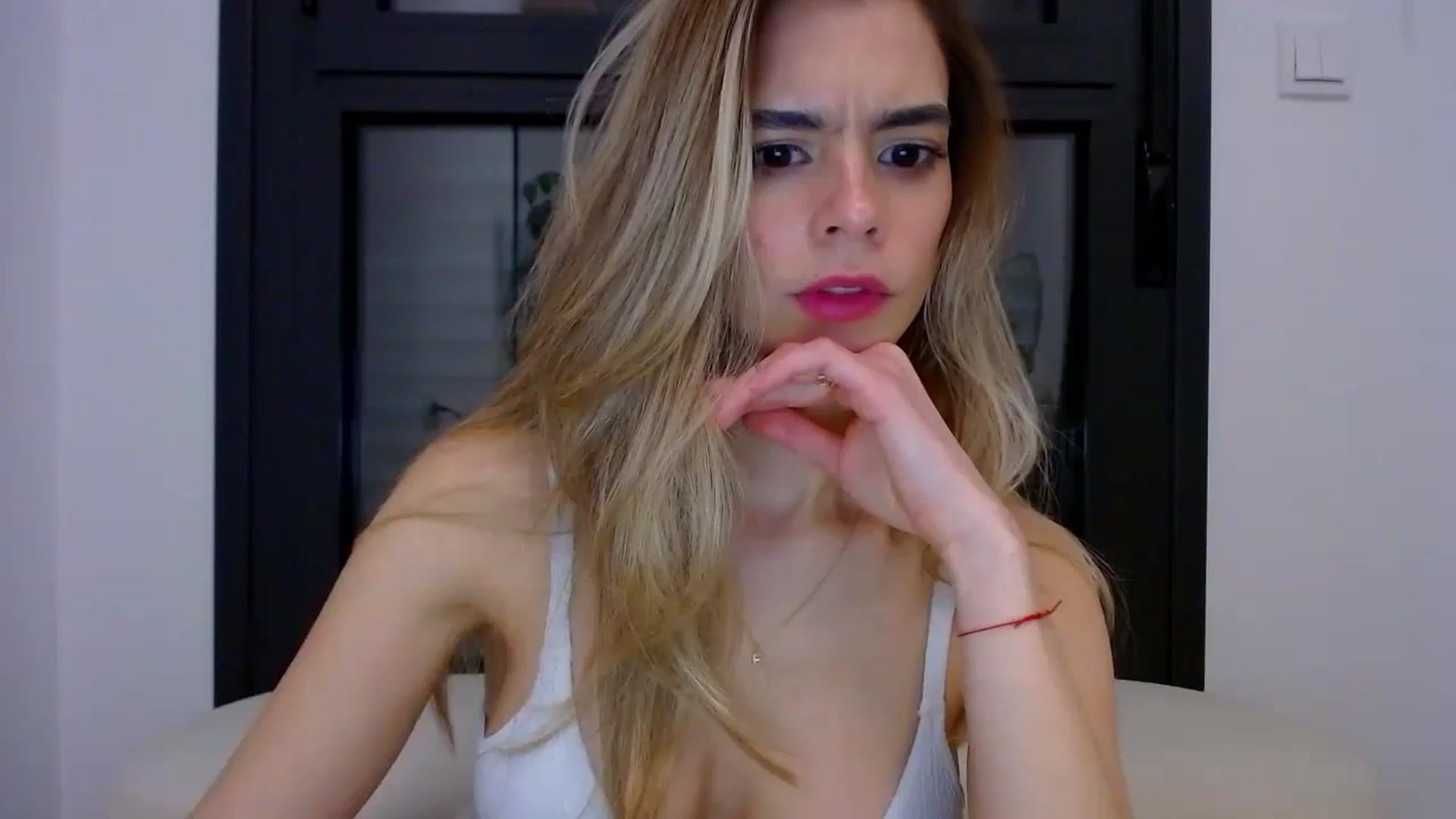 Gallery image thumbnail from fresagirl's myfreecams stream on, 03/27/2025, 22:17 image 5 of 20