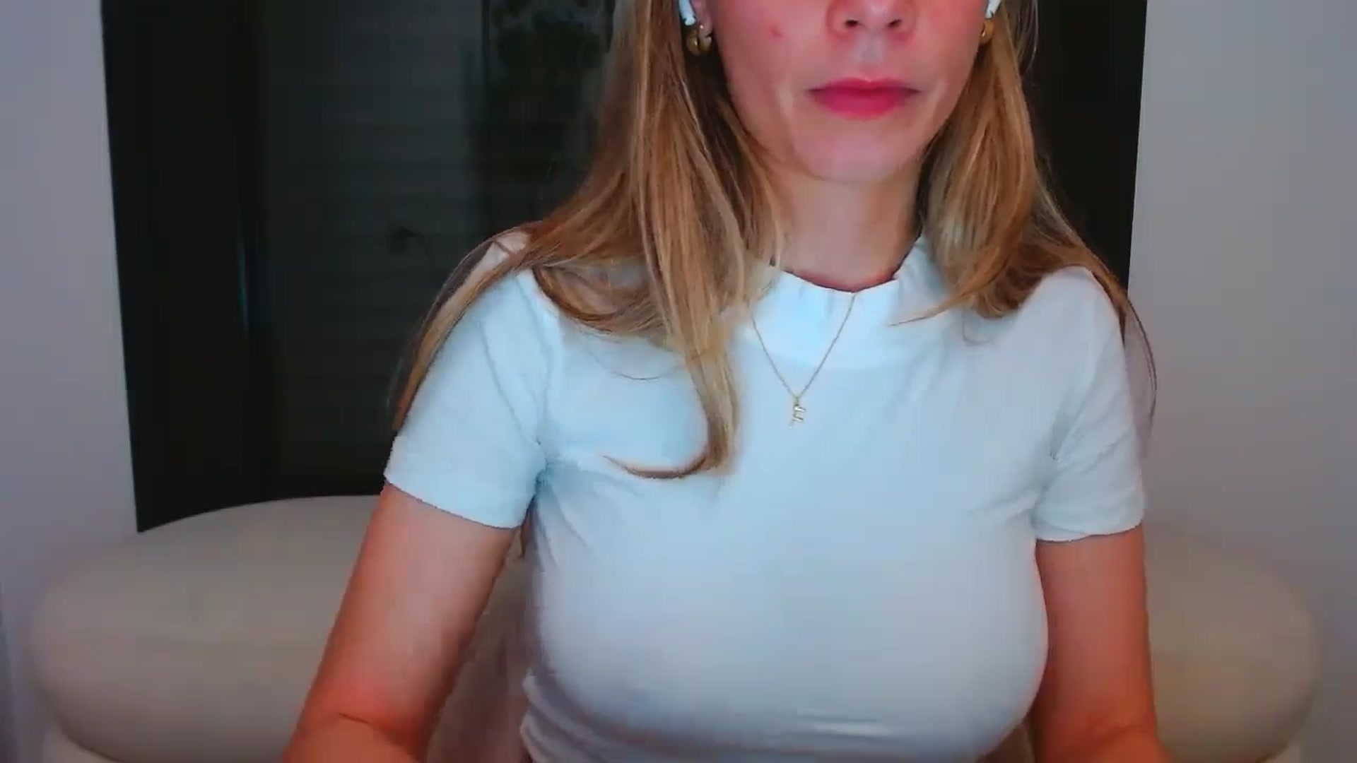 Gallery image thumbnail from fresagirl's myfreecams stream on, 04/01/2025, 02:14 image 19 of 20