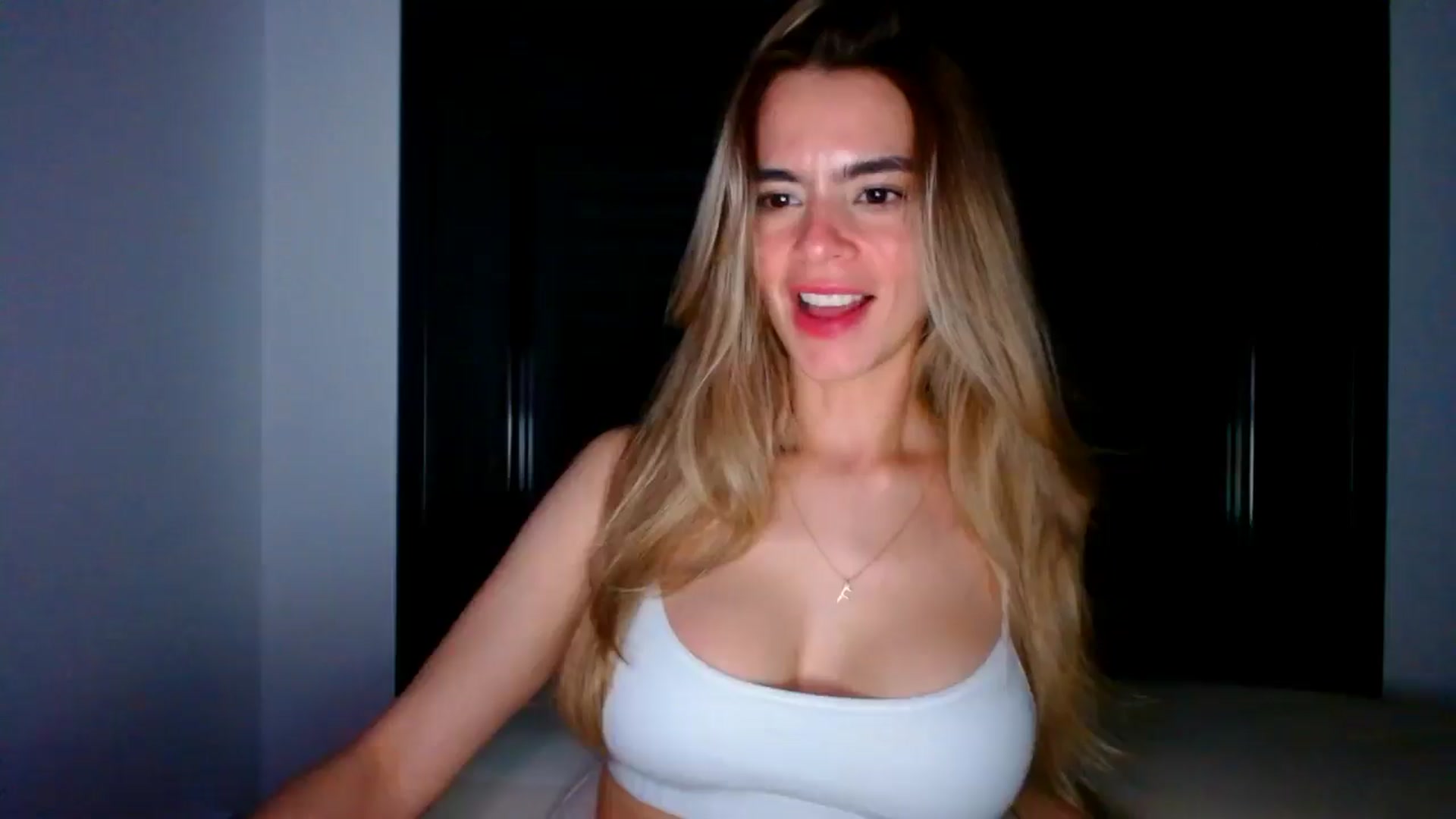 Gallery image thumbnail from fresagirl's myfreecams stream on, 04/03/2025, 24:22 image 12 of 20