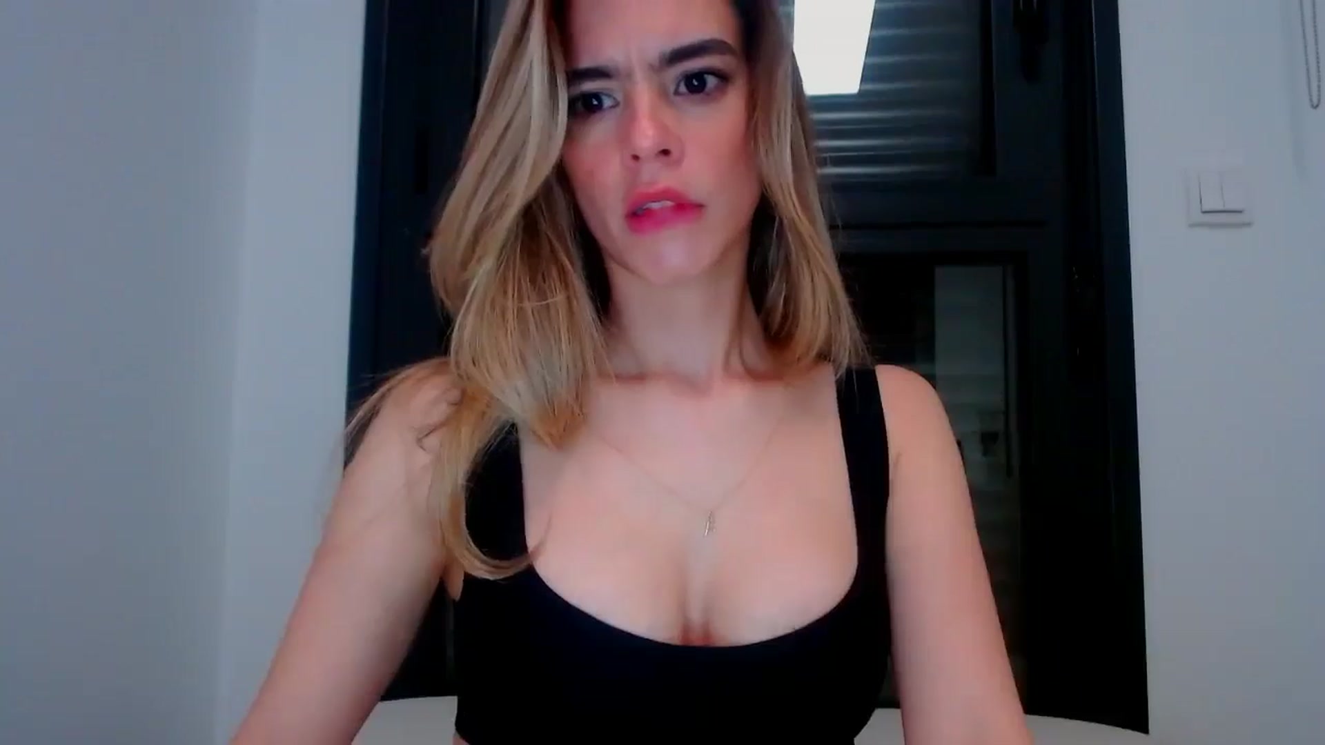 Gallery image thumbnail from fresagirl's myfreecams stream on, 04/04/2025, 24:38 image 4 of 20