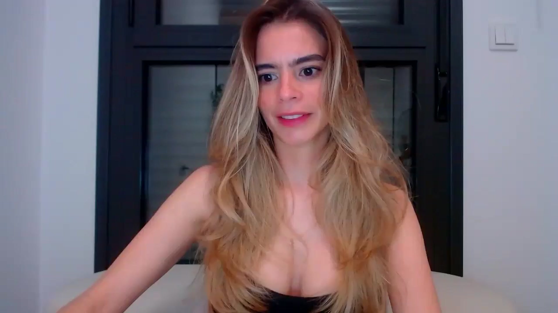 Gallery image thumbnail from fresagirl's myfreecams stream on, 04/04/2025, 24:38 image 2 of 20
