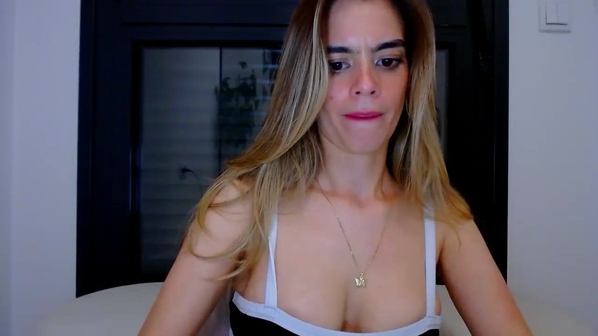 Gallery image thumbnail from fresagirl's myfreecams stream on, 04/22/2025, 22:05 image 5 of 20