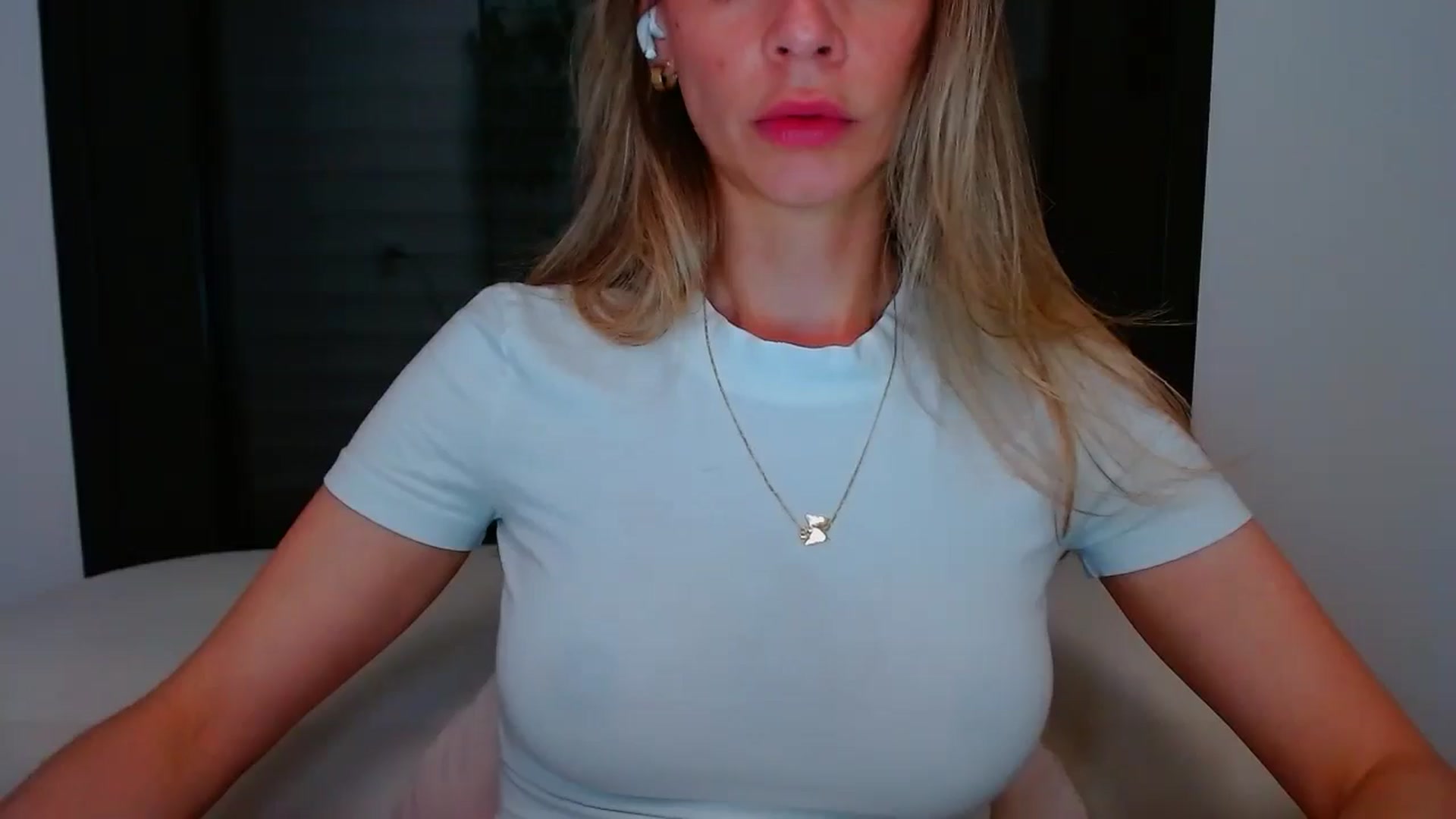 Gallery image thumbnail from fresagirl's myfreecams stream on, 04/24/2025, 20:50 image 13 of 20