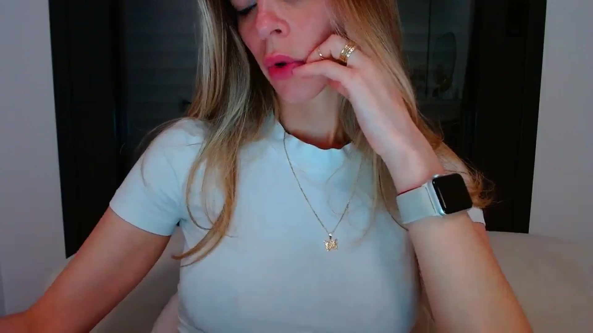 Gallery image thumbnail from fresagirl's myfreecams stream on, 04/24/2025, 22:09 image 16 of 20