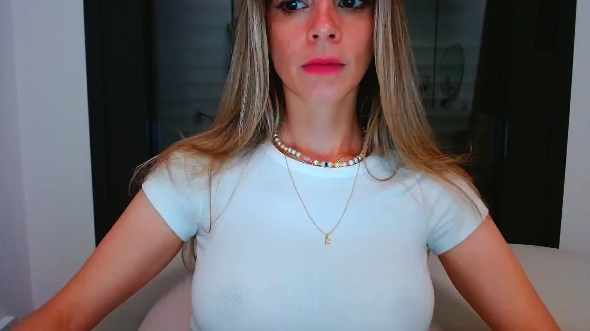 Gallery image thumbnail from fresagirl's myfreecams stream on, 05/05/2025, 23:10 image 6 of 20
