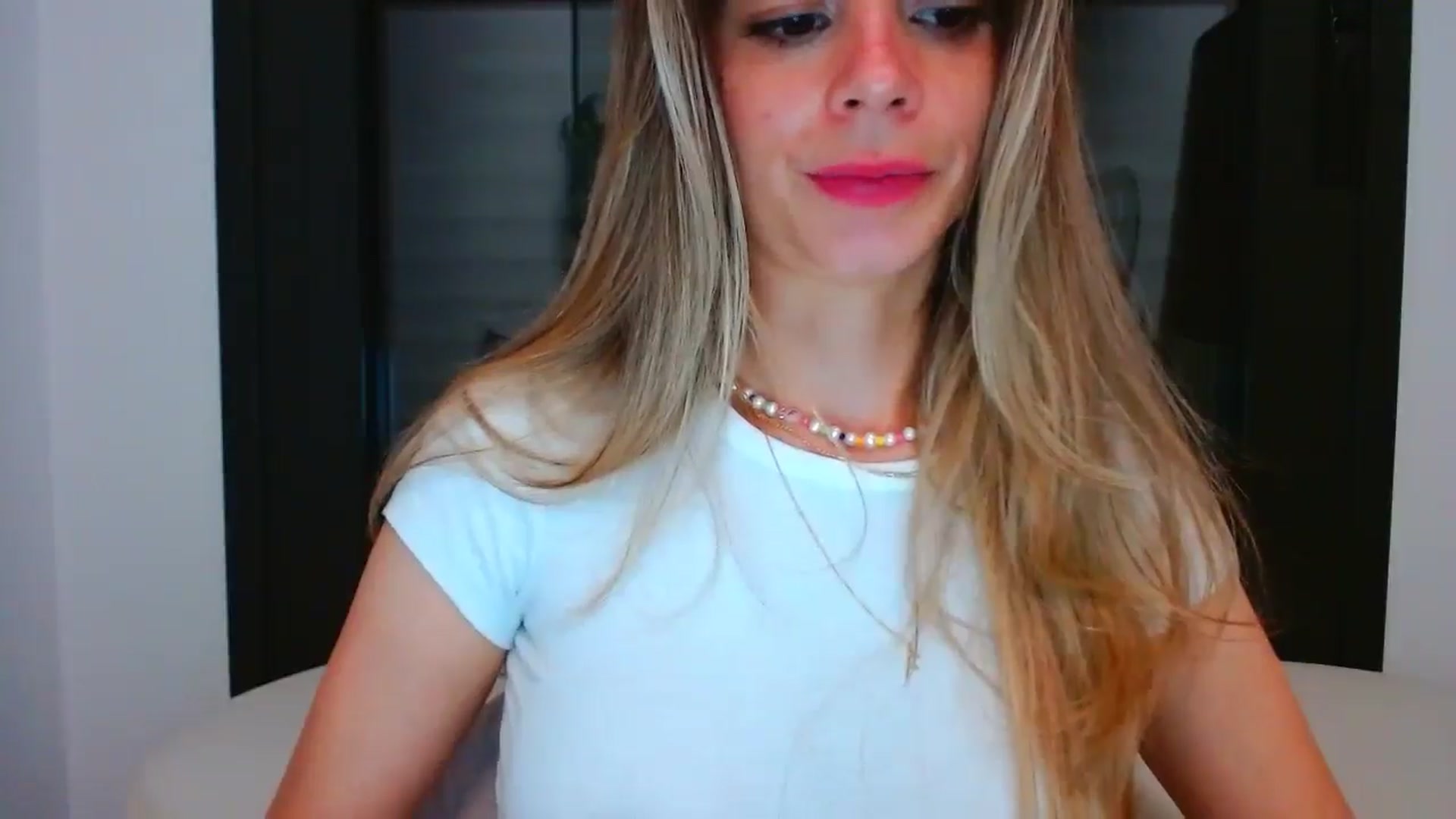 Gallery image thumbnail from fresagirl's myfreecams stream on, 05/05/2025, 23:10 image 2 of 20