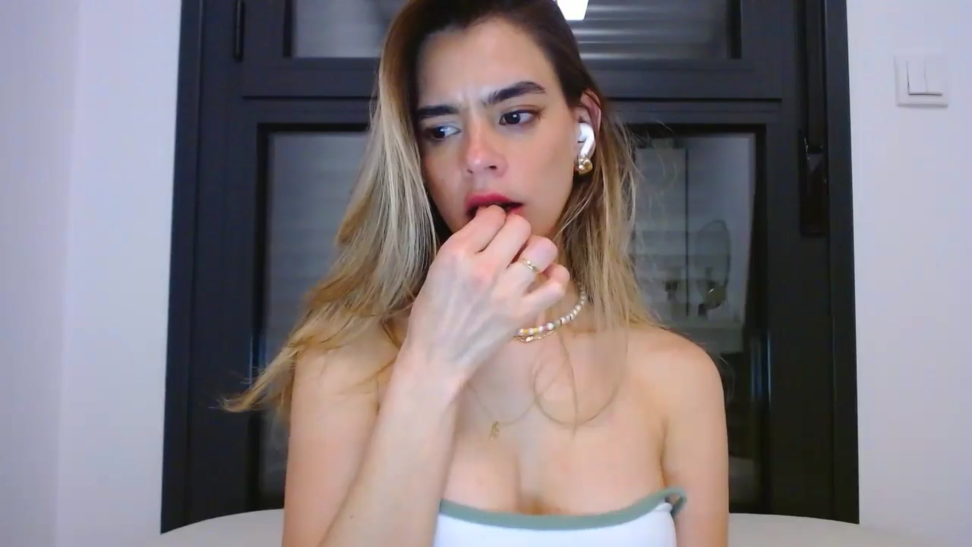 Gallery image thumbnail from fresagirl's myfreecams stream on, 05/06/2025, 23:47 image 13 of 20
