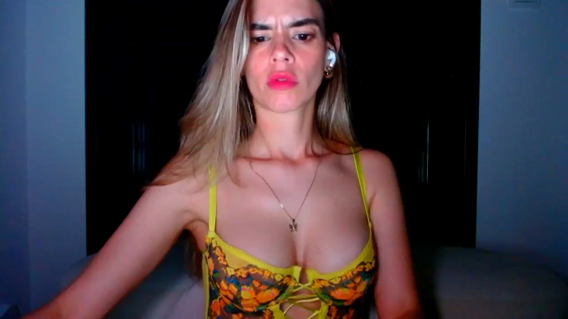 Gallery image thumbnail from fresagirl's myfreecams stream on, 05/08/2025, 24:33 image 18 of 20