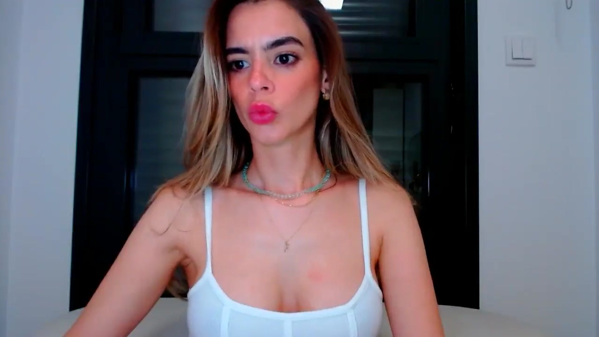 Gallery image thumbnail from fresagirl's myfreecams stream on, 05/08/2025, 22:22 image 6 of 20