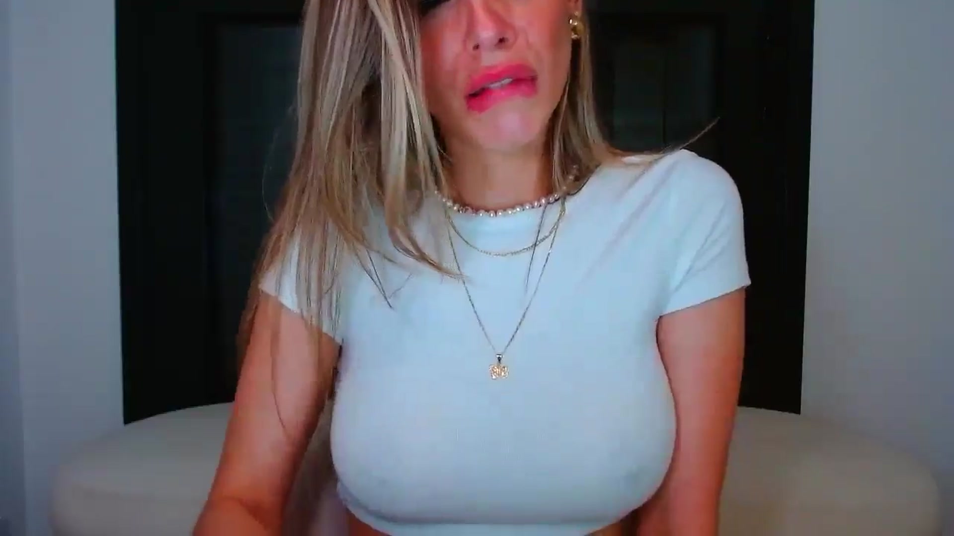 Gallery image thumbnail from fresagirl's myfreecams stream on, 05/12/2025, 22:45 image 7 of 20