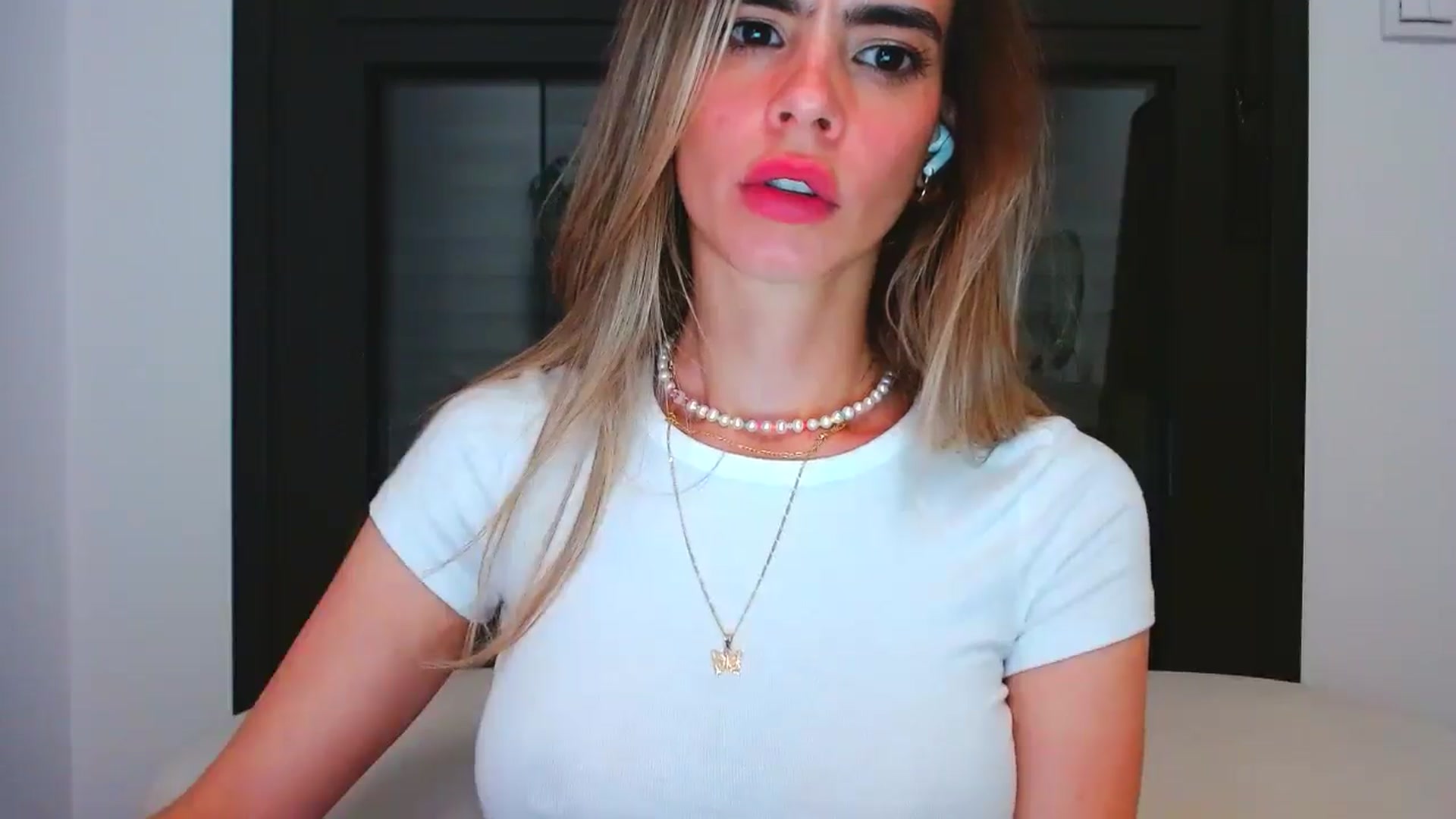 Gallery image thumbnail from fresagirl's myfreecams stream on, 05/13/2025, 01:04 image 19 of 20