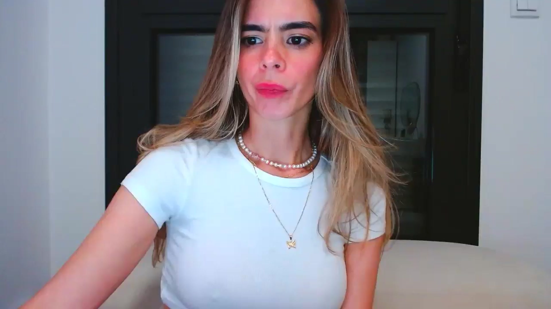 Gallery image thumbnail from fresagirl's myfreecams stream on, 05/13/2025, 01:04 image 16 of 20