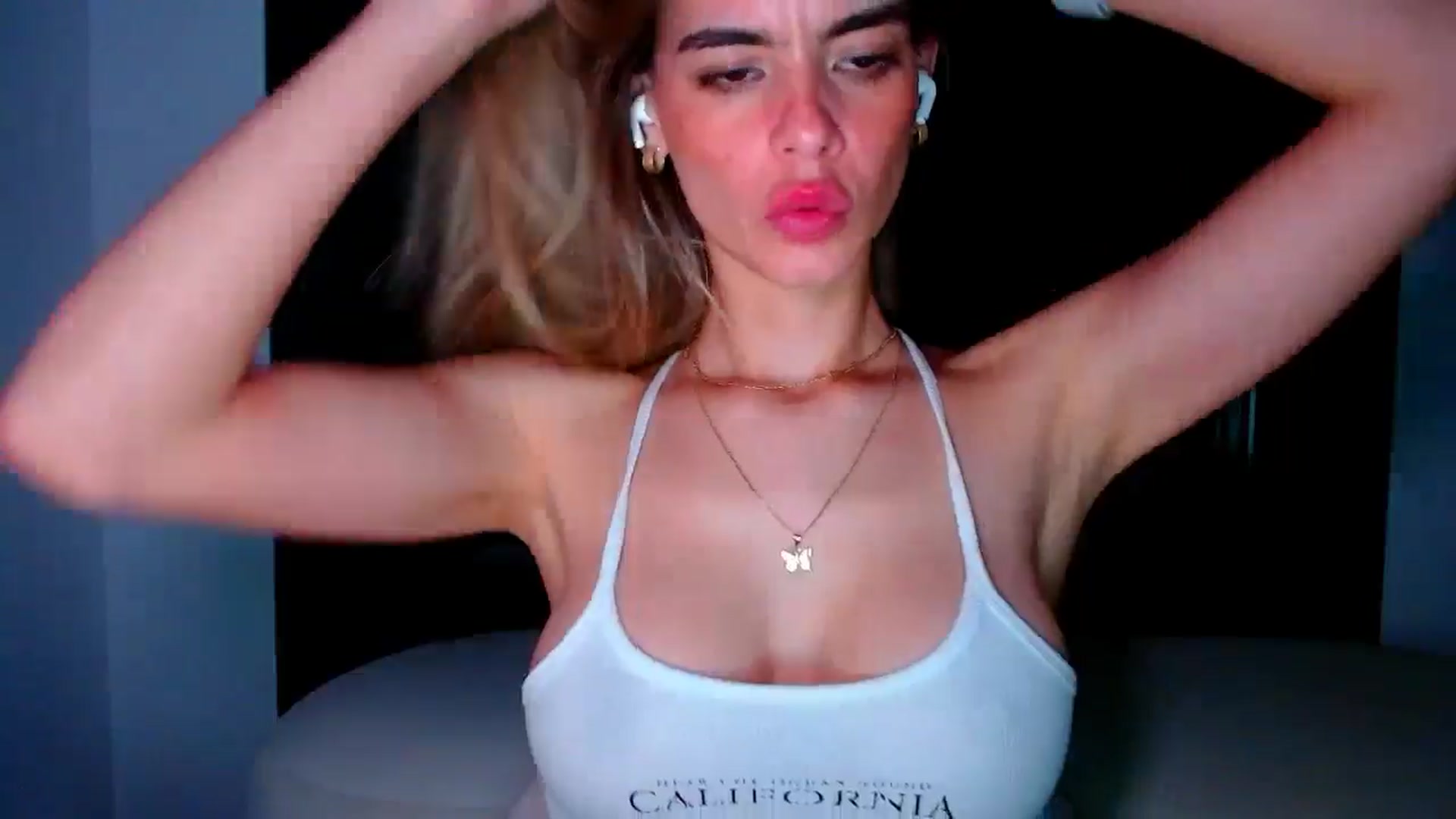 Gallery image thumbnail from fresagirl's myfreecams stream on, 05/14/2025, 24:05 image 4 of 20