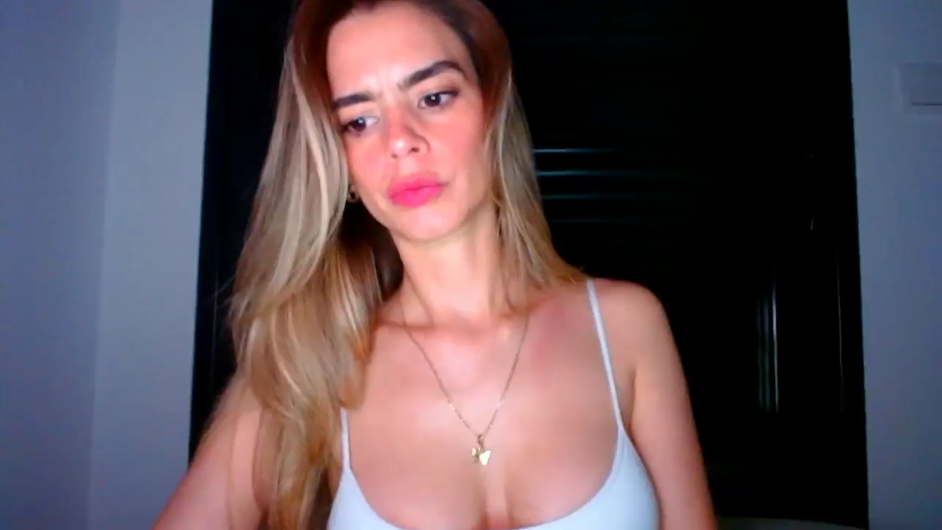 Gallery image thumbnail from fresagirl's myfreecams stream on, 05/15/2025, 24:07 image 3 of 20