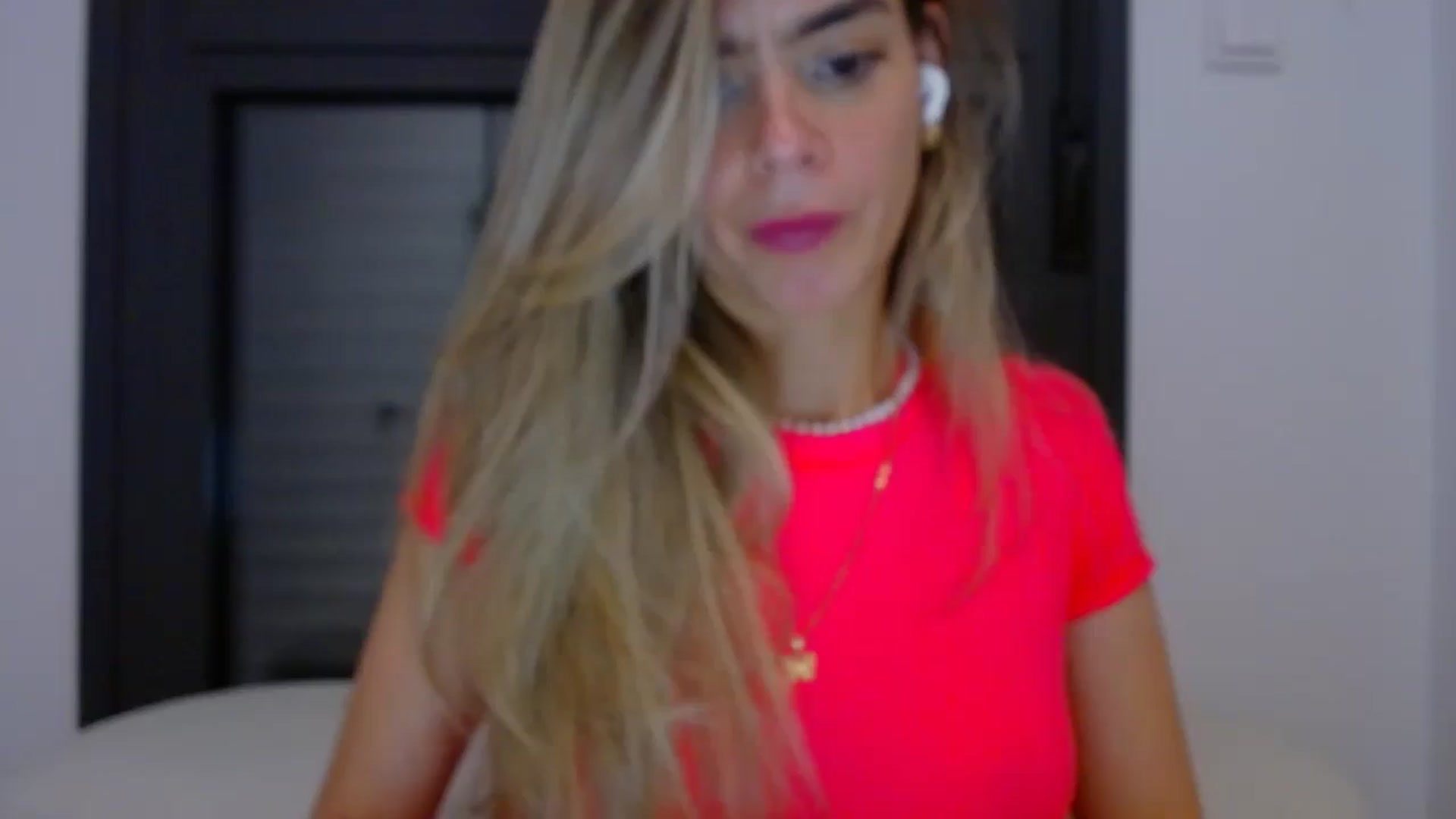 Gallery image thumbnail from fresagirl's myfreecams stream on, 05/16/2025, 24:14 image 15 of 20