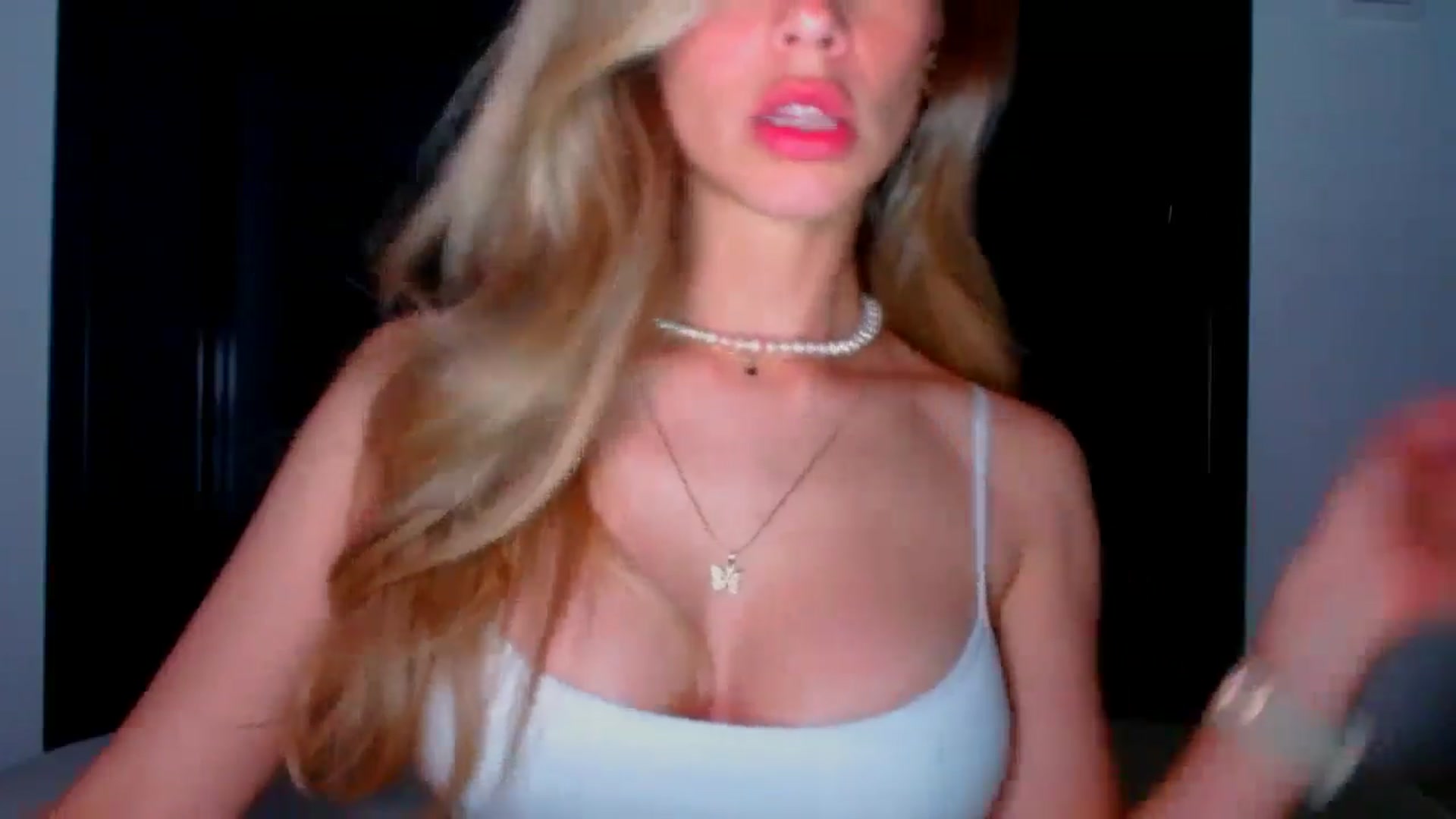 Gallery image thumbnail from fresagirl's myfreecams stream on, 05/26/2025, 22:44 image 4 of 20