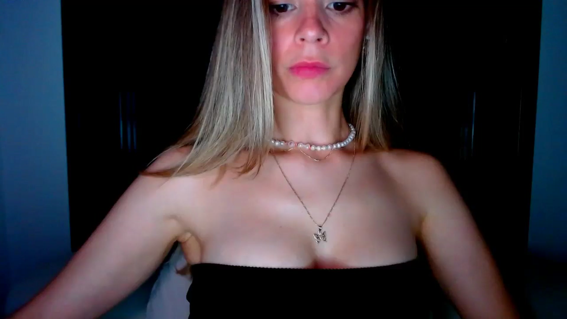 Gallery image thumbnail from fresagirl's myfreecams stream on, 05/28/2025, 21:06 image 17 of 20