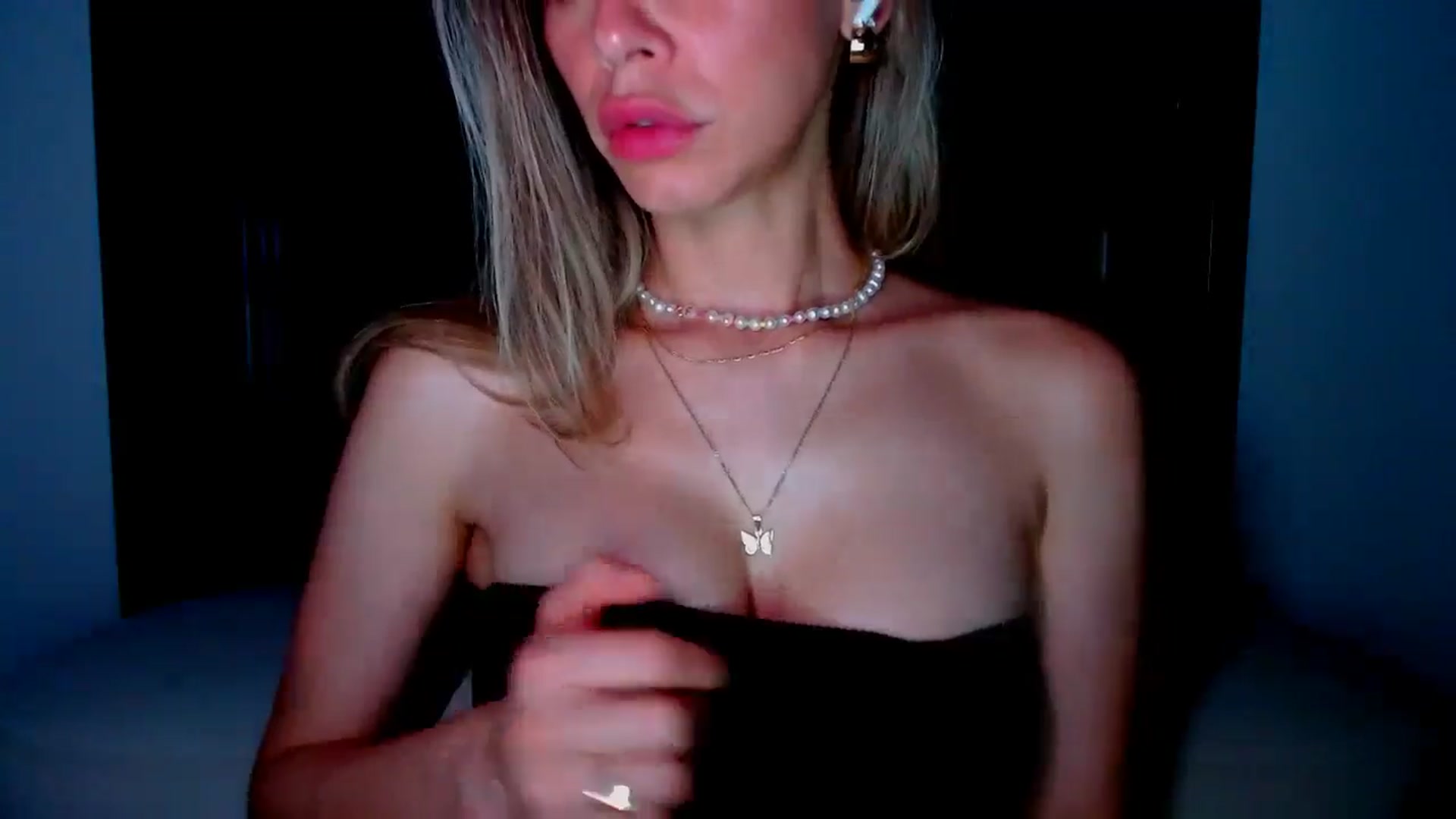 Gallery image thumbnail from fresagirl's myfreecams stream on, 05/28/2025, 21:06 image 3 of 20