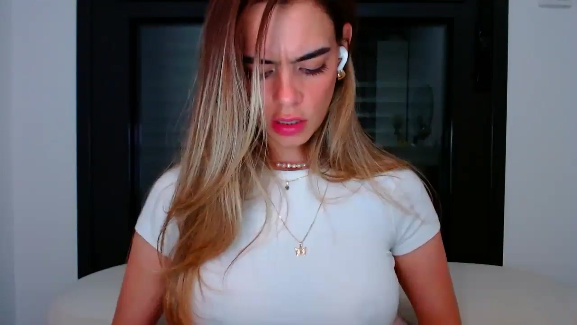 Gallery image thumbnail from fresagirl's myfreecams stream on, 06/04/2025, 20:45 image 15 of 20