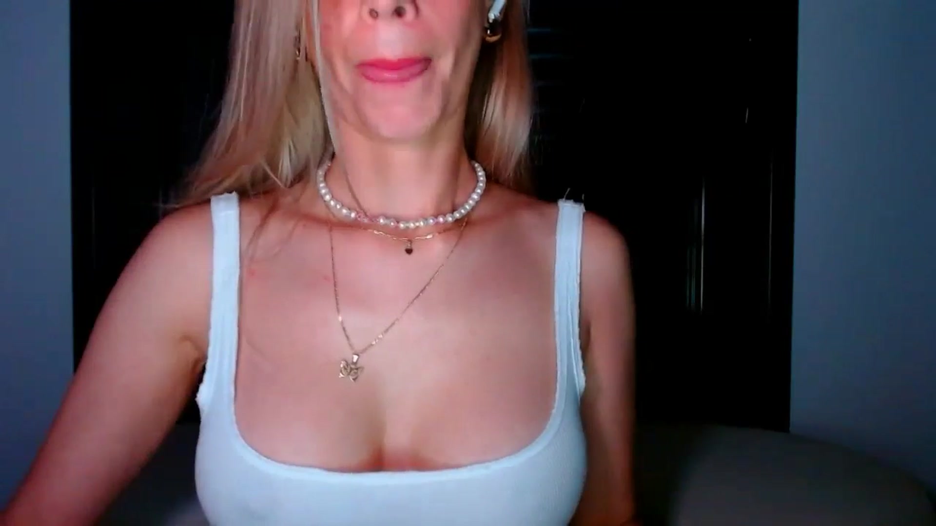 Gallery image thumbnail from fresagirl's myfreecams stream on, 06/10/2025, 01:14 image 10 of 20